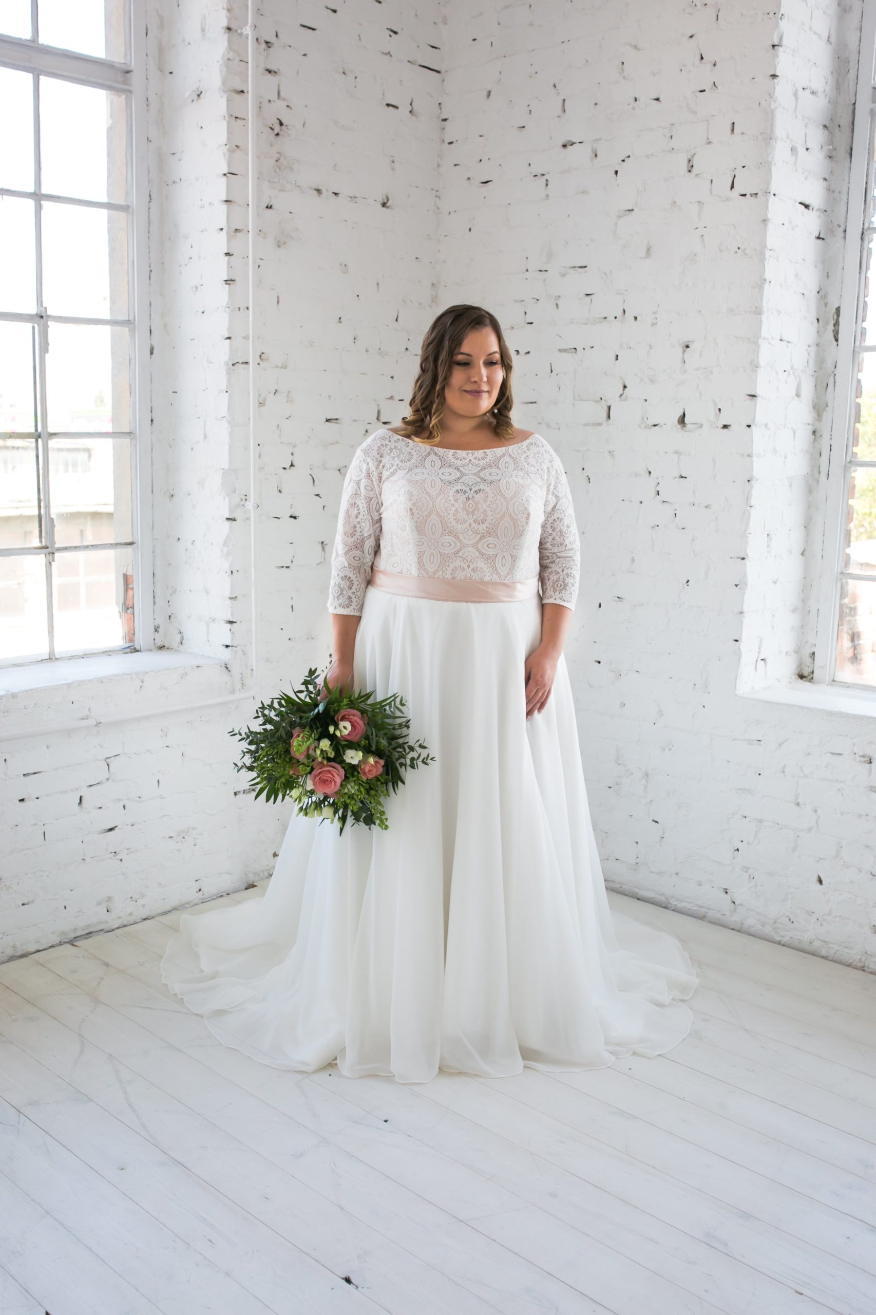lasabina_brautatelier ried_ramada_brautkleid_curvy_chiffon_3-4 ärmel_spitze_ivory_nude_vorne_2-min