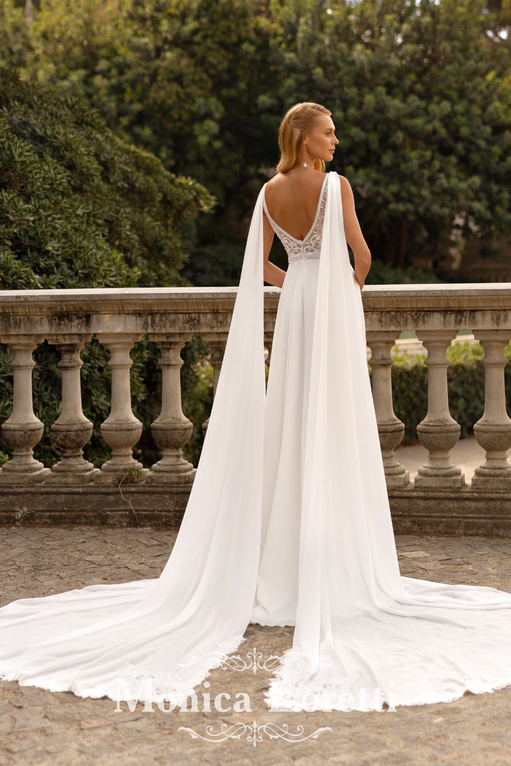 monica loretti_brautatelier ried_8279_brautkleid_a-linie_boho_chiffon_spitze_beinschlitz_ivory-nude_rücken_1-min