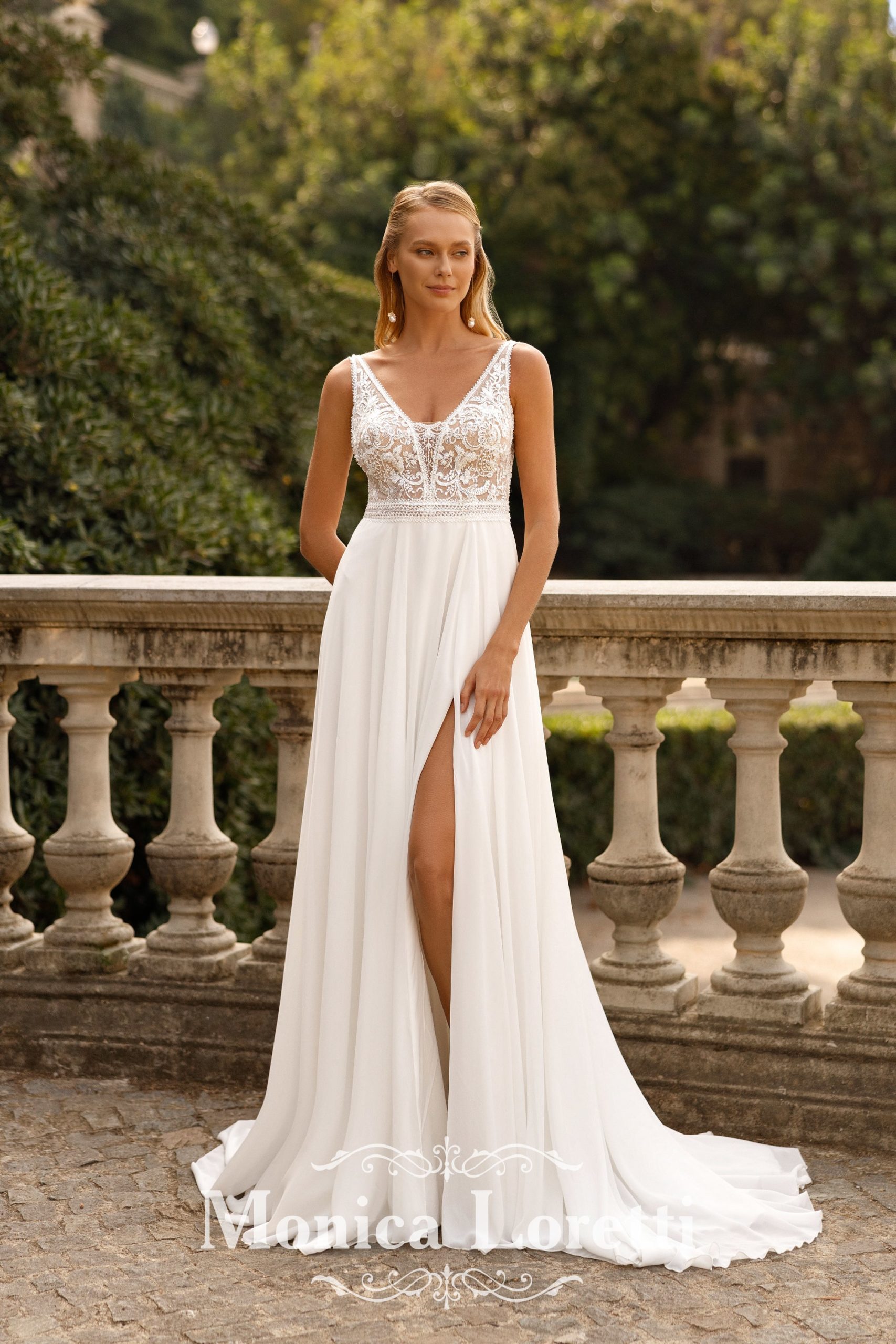 monica loretti_brautatelier ried_8279_brautkleid_a-linie_boho_chiffon_spitze_beinschlitz_ivory-nude_vorne_1-min