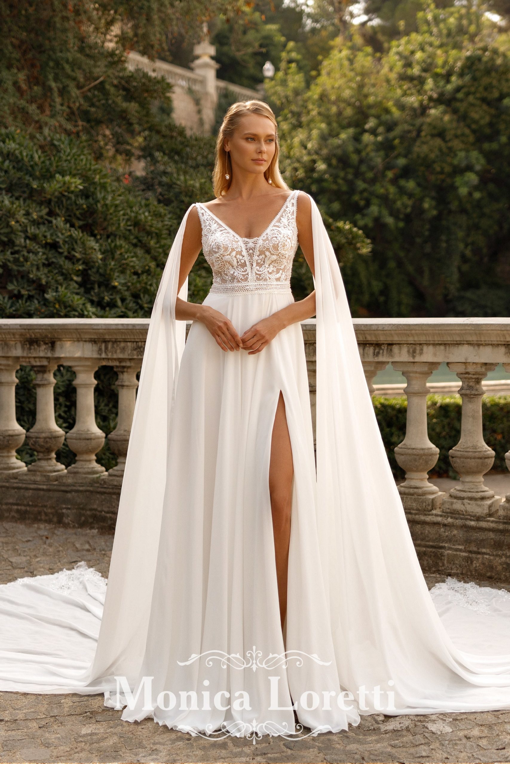 monica loretti_brautatelier ried_8279_brautkleid_a-linie_boho_chiffon_spitze_beinschlitz_ivory-nude_vorne_2-min