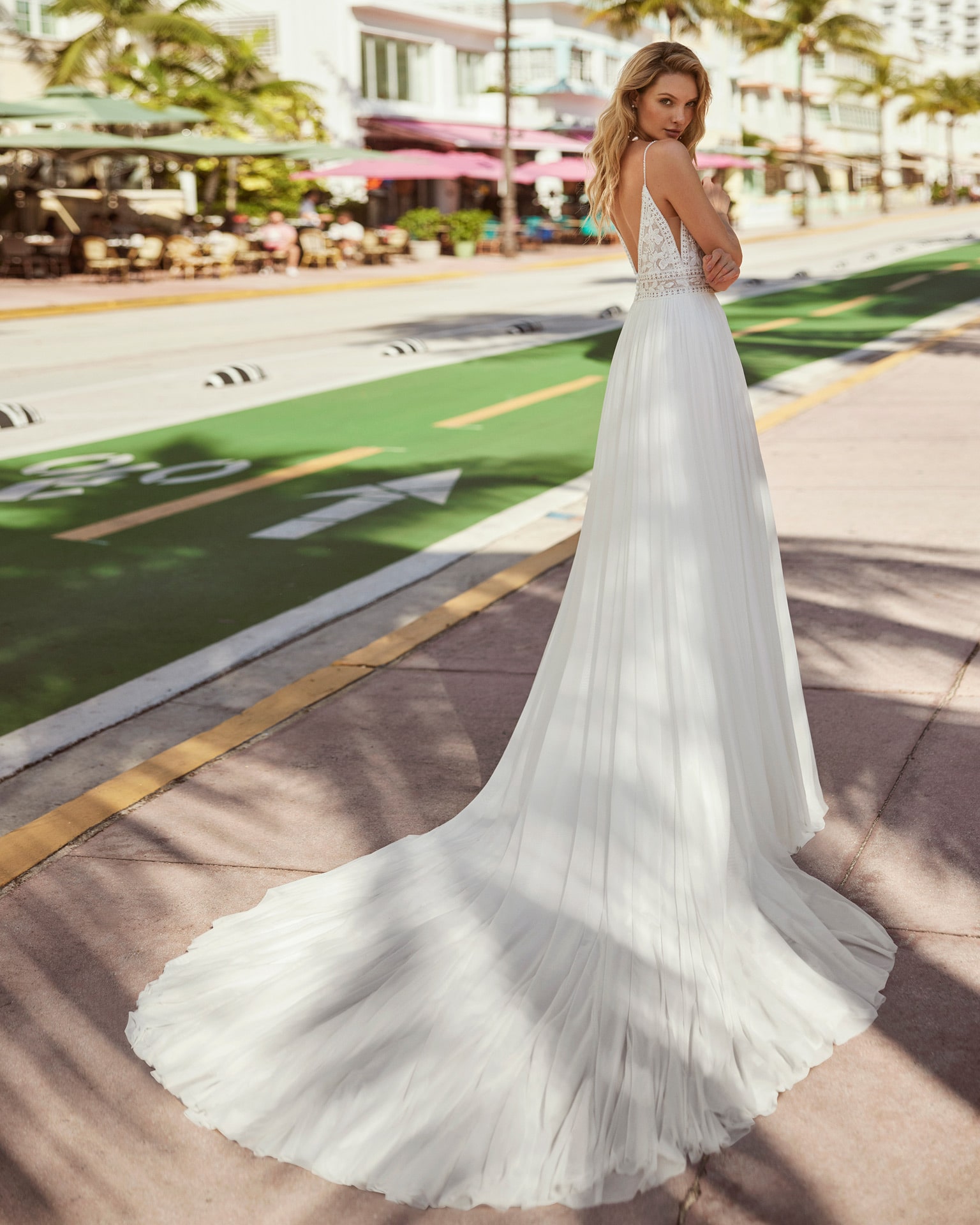 lunanovias_brautatelier ried_carisa_8s115_brautkleid_a-linie_musselin_spitze_strass_v-ausschnitt_ivory_rücken_1-min