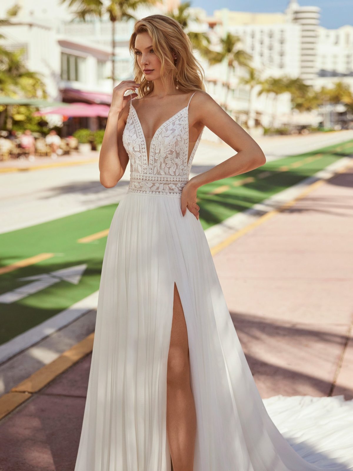 lunanovias_brautatelier ried_carisa_8s115_brautkleid_a-linie_musselin_spitze_strass_v-ausschnitt_ivory_vorne_1-min