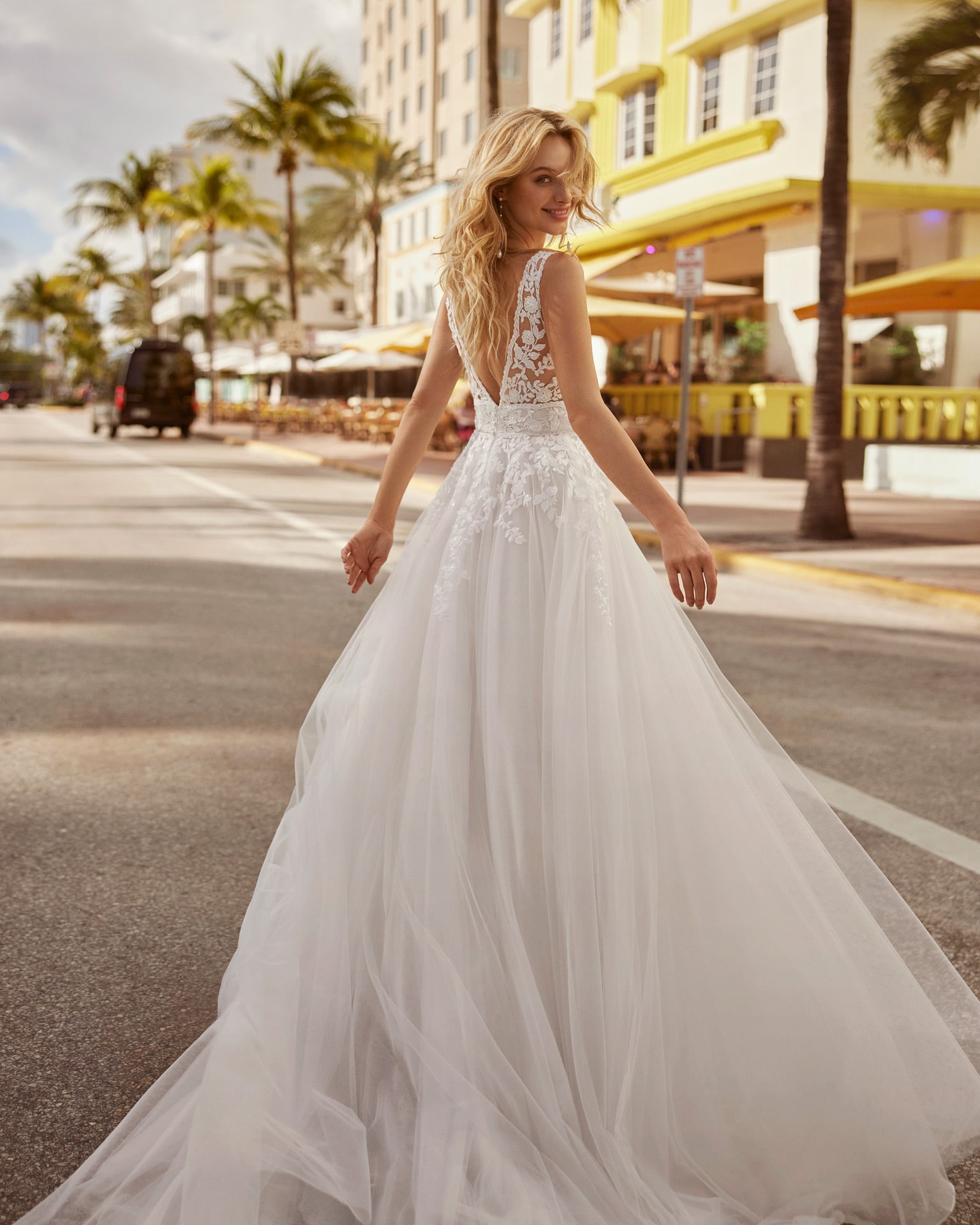lunanovias_brautatelier ried_celina_8s132_brautkleid_klassisch_prinzessin_tüll_spitze_strass_v-ausschnitt_ivory_rücken_1-min
