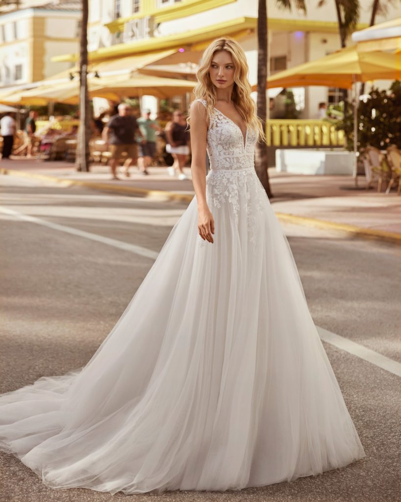 lunanovias_brautatelier ried_celina_8s132_brautkleid_klassisch_prinzessin_tüll_spitze_strass_v-ausschnitt_ivory_vorne_1-min