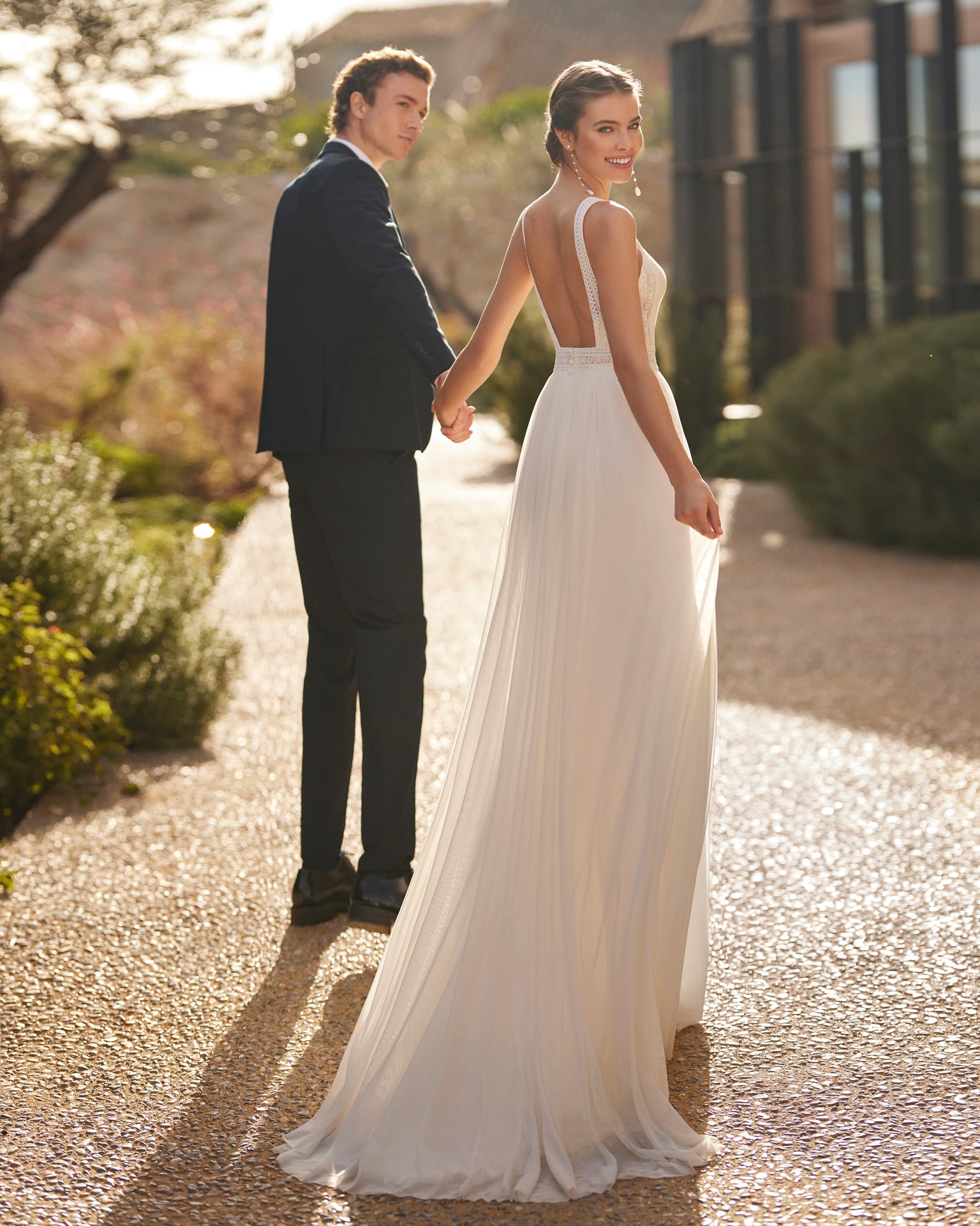 rosa clara_brautatelier ried_daina_8e201_brautkleid_romantisch_musselin_v-ausschnitt_ivory_rücken_1-min