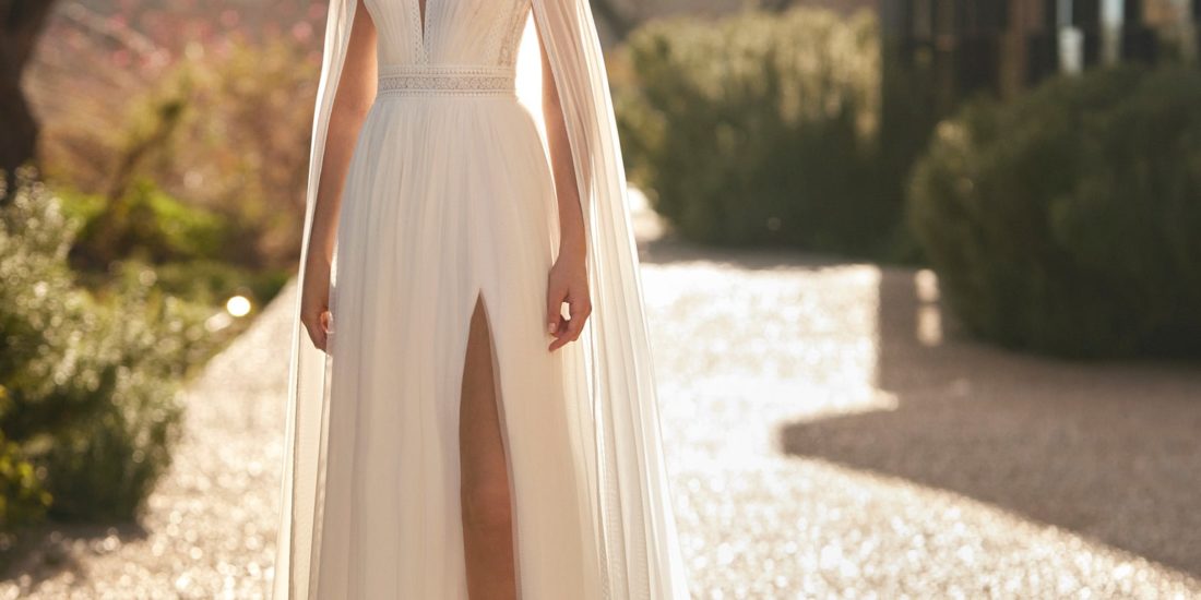 rosa clara_brautatelier ried_daina_8e201_brautkleid_romantisch_musselin_v-ausschnitt_ivory_vorne_1-min