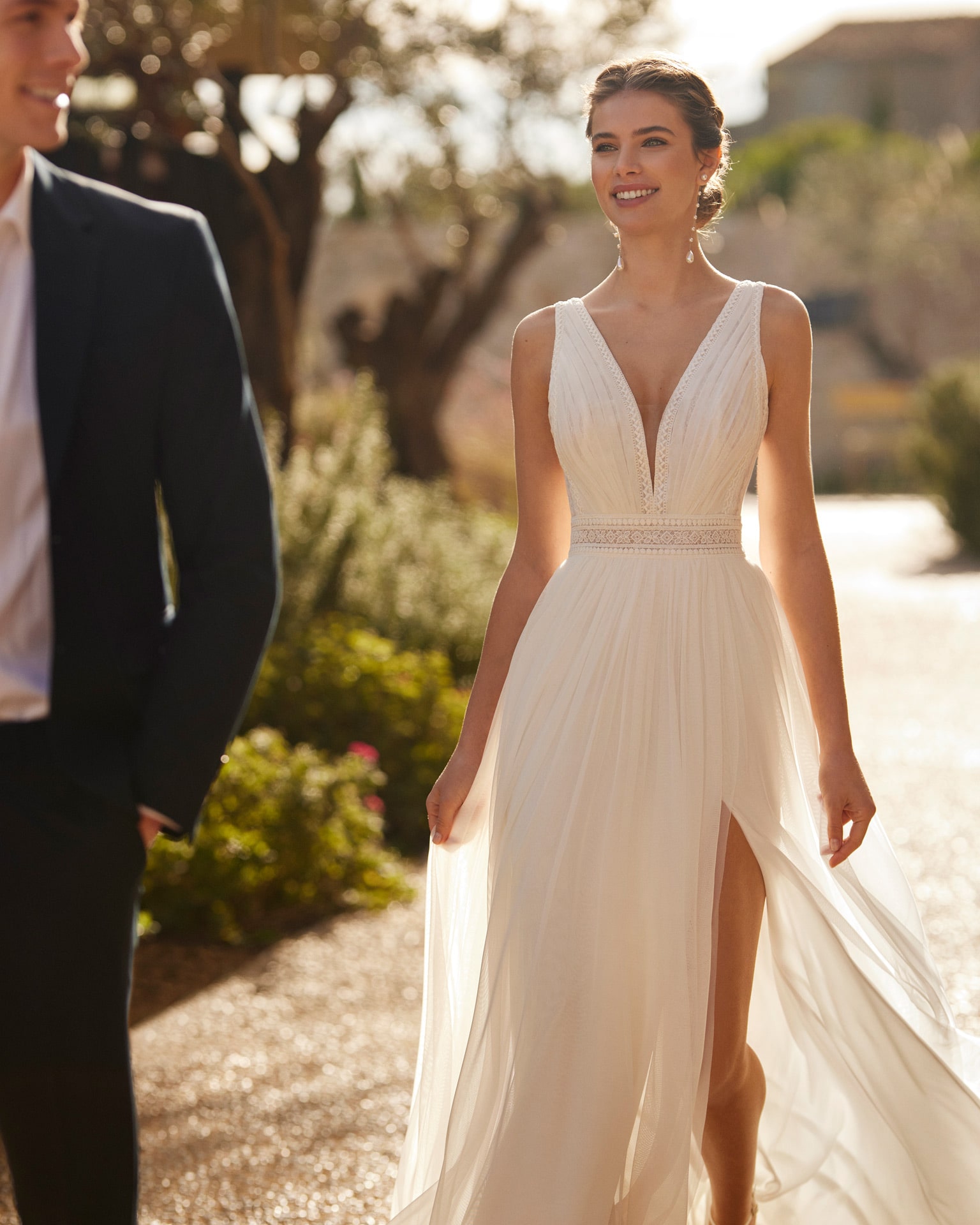 rosa clara_brautatelier ried_daina_8e201_brautkleid_romantisch_musselin_v-ausschnitt_ivory_vorne_2-min