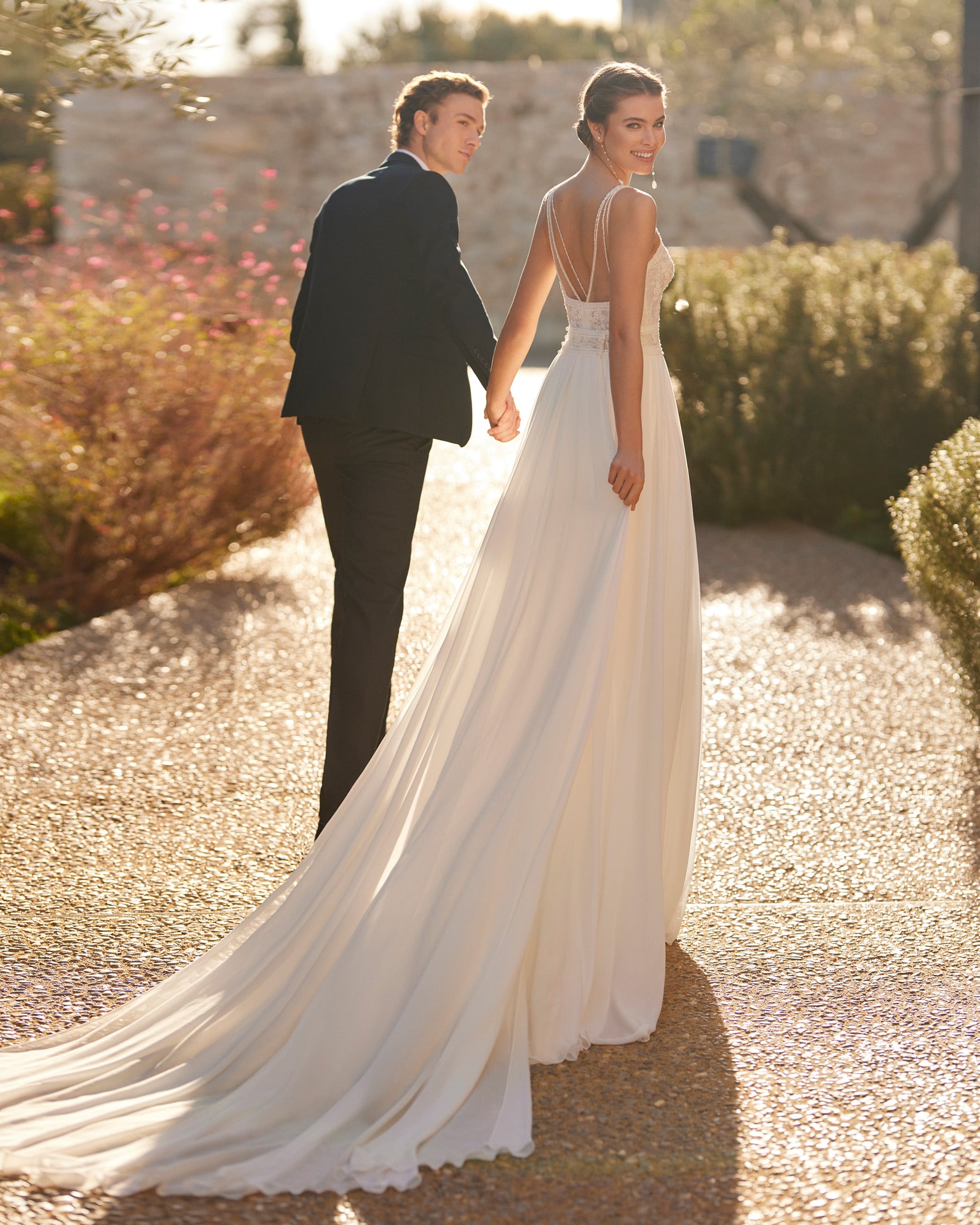 rosa clara_brautatelier ried_danzar_8e211_brautkleid_a-linie_georgette_spitze_strass_u-bott-ausschnitt_ivory_rücken_1-min