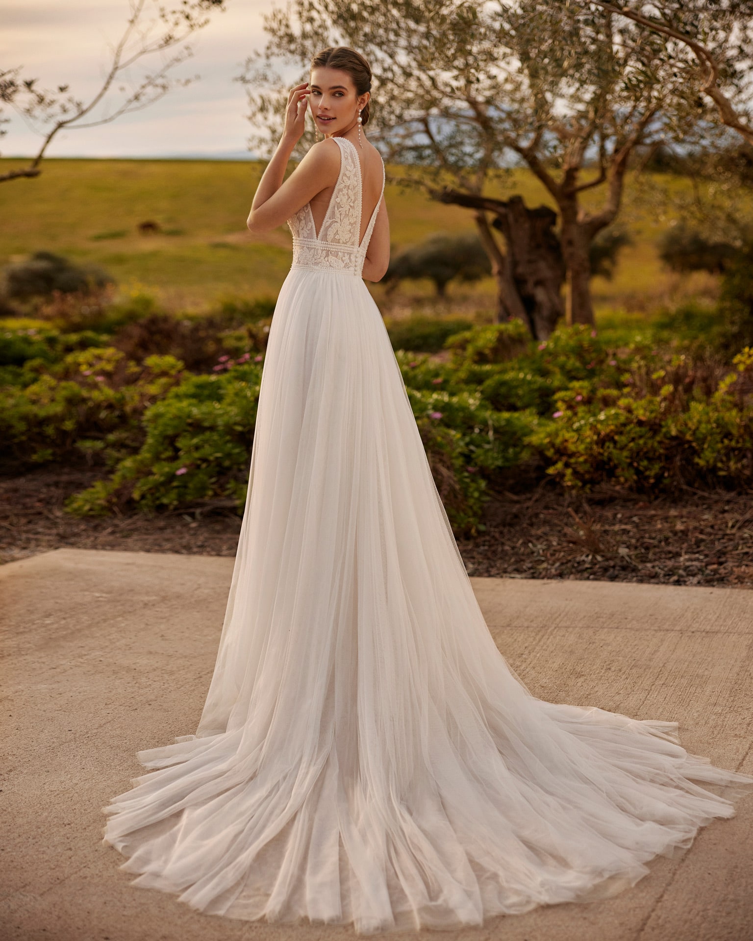 rosa clara_brautatelier ried_demi_8e120_brautkleid_a-linie_romantisch_tüll_spitze_strass_ivory_rücken_1-min
