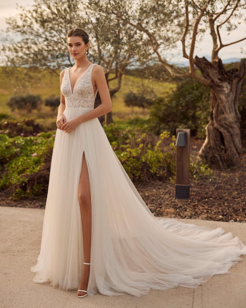rosa clara_brautatelier ried_demi_8e120_brautkleid_a-linie_romantisch_tüll_spitze_strass_ivory_vorne_1-min