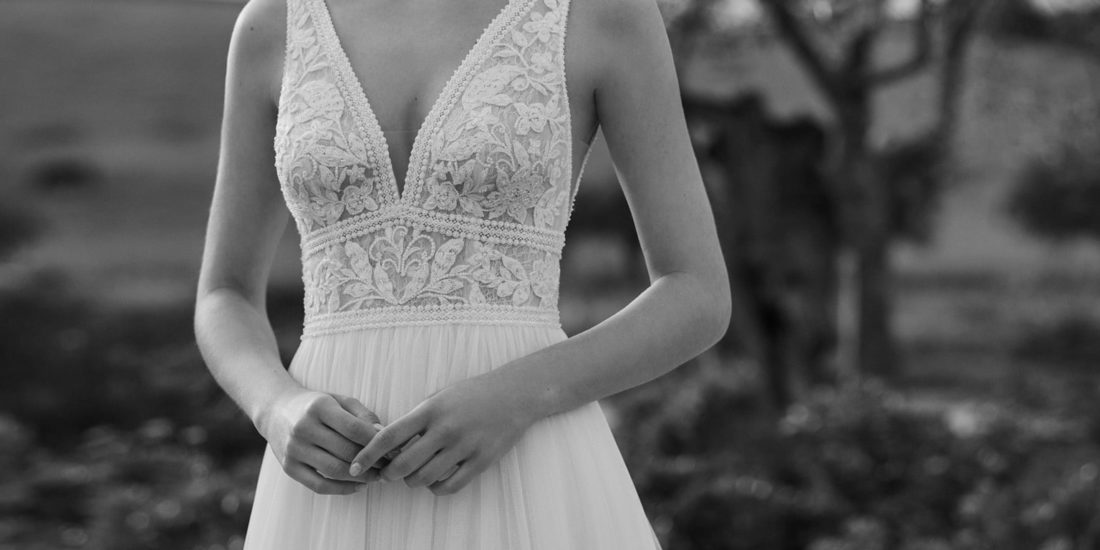 rosa clara_brautatelier ried_demi_8e120_brautkleid_a-linie_romantisch_tüll_spitze_strass_ivory_vorne_2_sw-min