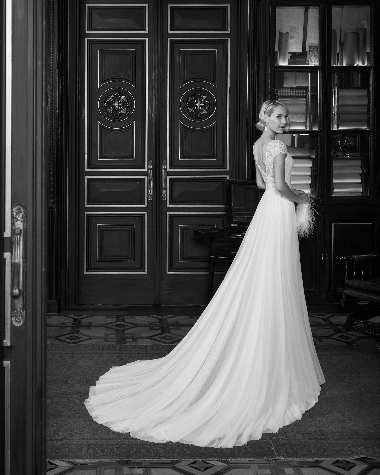 rosa clara_brautatelier ried_jamelia_8x102_brautkleid_romantisch_a-linie_musselin_u-ausschnitt_rücken_1_sw-min