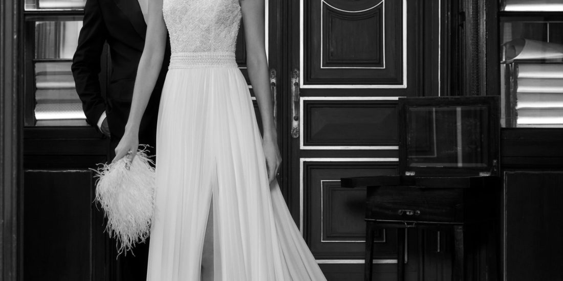 rosa clara_brautatelier ried_jamelia_8x102_brautkleid_romantisch_a-linie_musselin_u-ausschnitt_vorne_1_sw-min