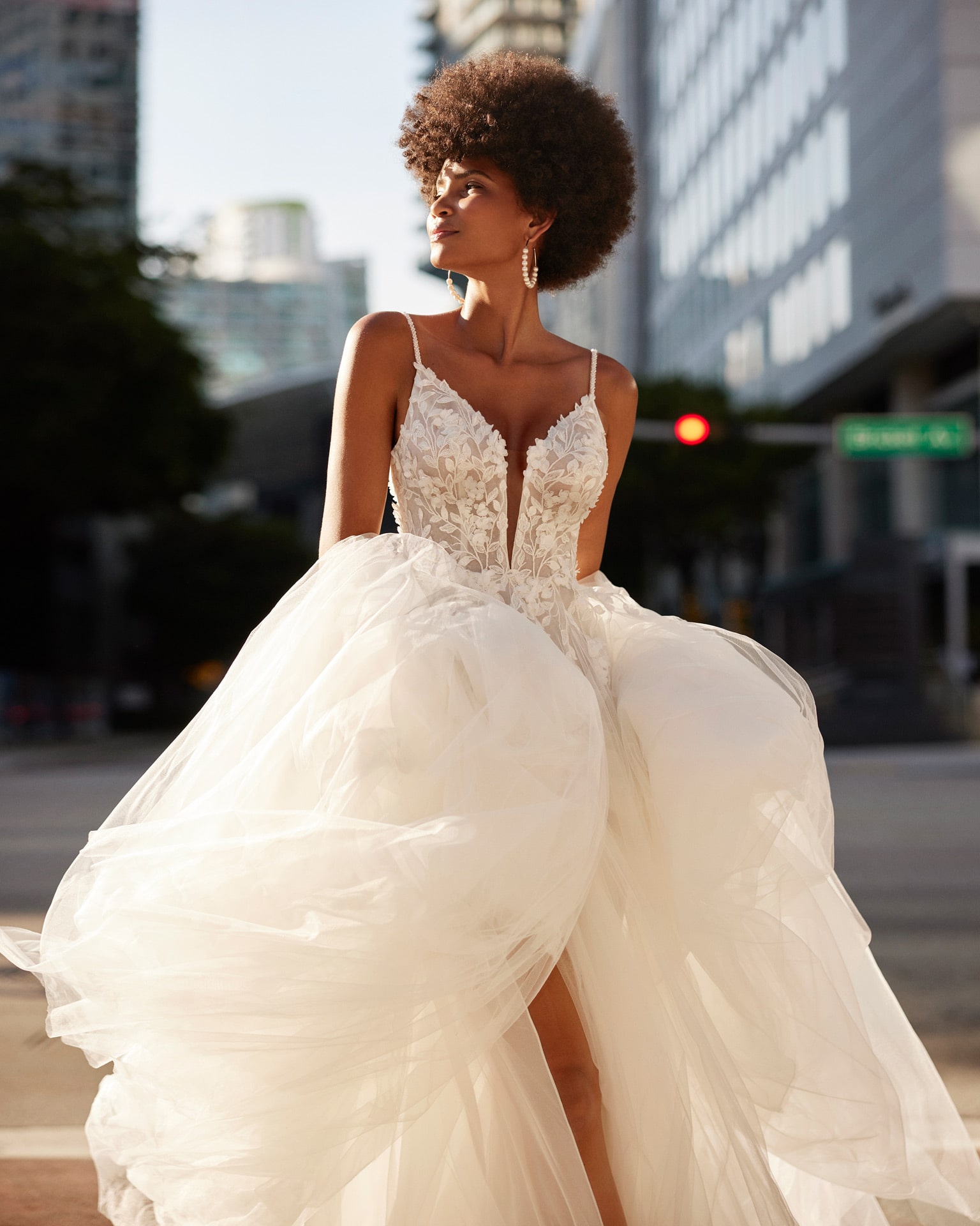 rosa clara_brautatelier ried_kiva_8k120_brautkleid_a-linie_prinzessin_tüll_spitze_strass_ivory_details_1-min