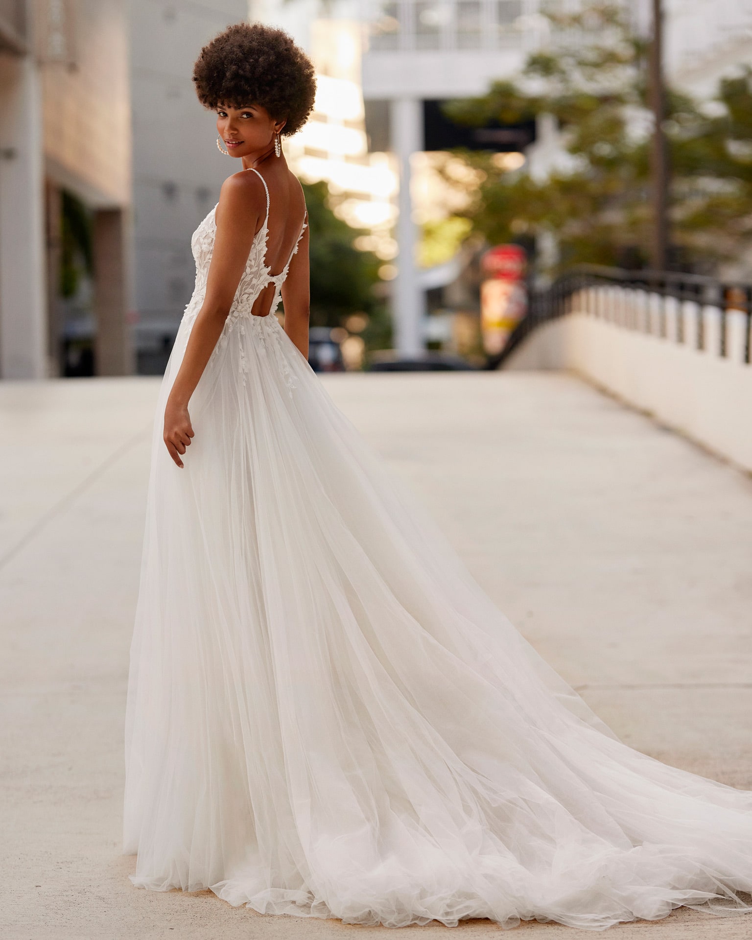 rosa clara_brautatelier ried_kiva_8k120_brautkleid_a-linie_prinzessin_tüll_spitze_strass_ivory_rücken_1-min