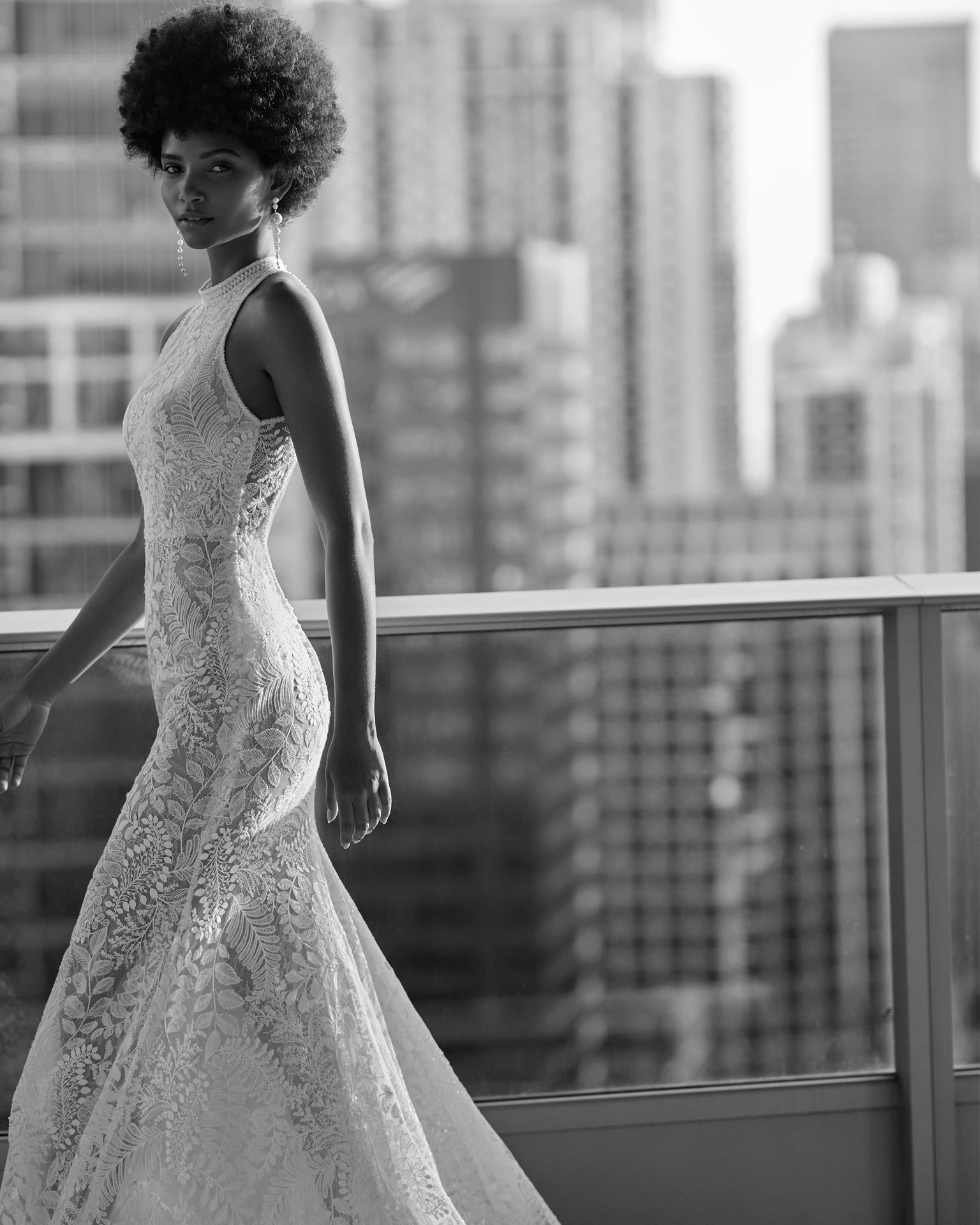 rosa clara_brautatelier ried_kloe_8k123_brautkleid_fit & flair_spitze_strass_neckholder-ausschnitt_ivory-nude_details_1_sw-min