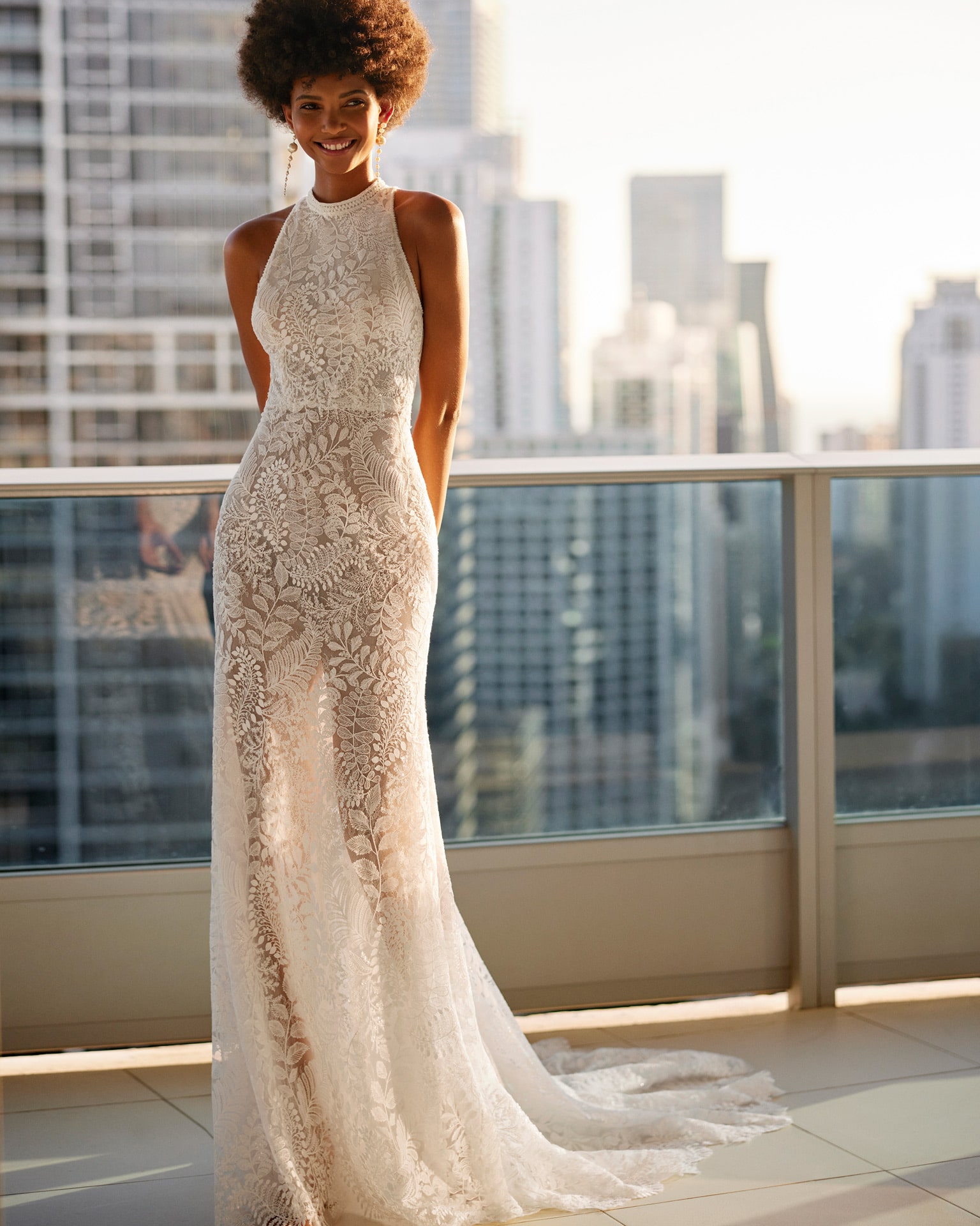 rosa clara_brautatelier ried_kloe_8k123_brautkleid_fit & flair_spitze_strass_neckholder-ausschnitt_ivory-nude_vorne_1-min