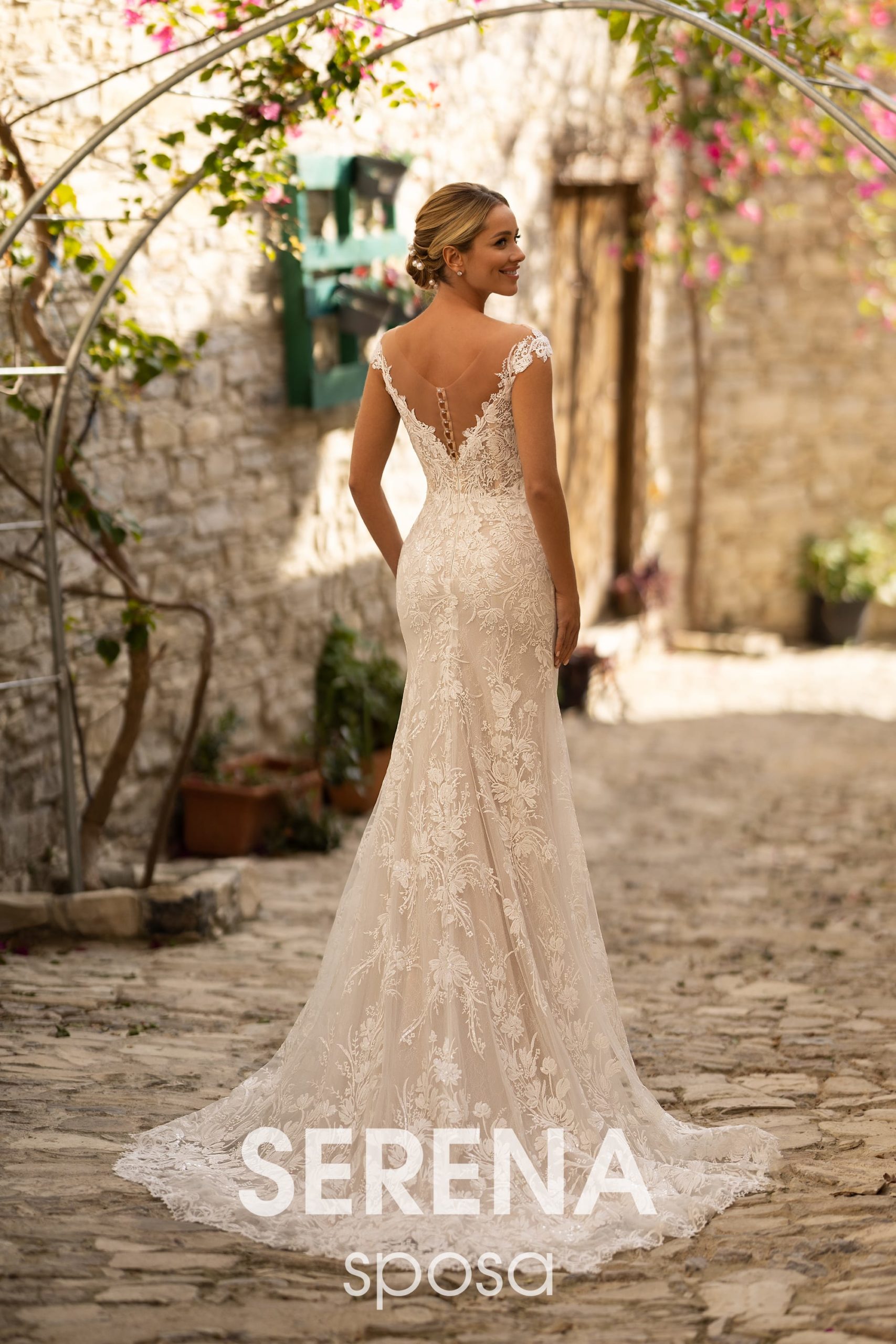 serena_brautatelier ried_5536_brautkleid_fit & flair_tüll_all over spitze_langarm carmen_ivory-nude-capp._rücken_1-min