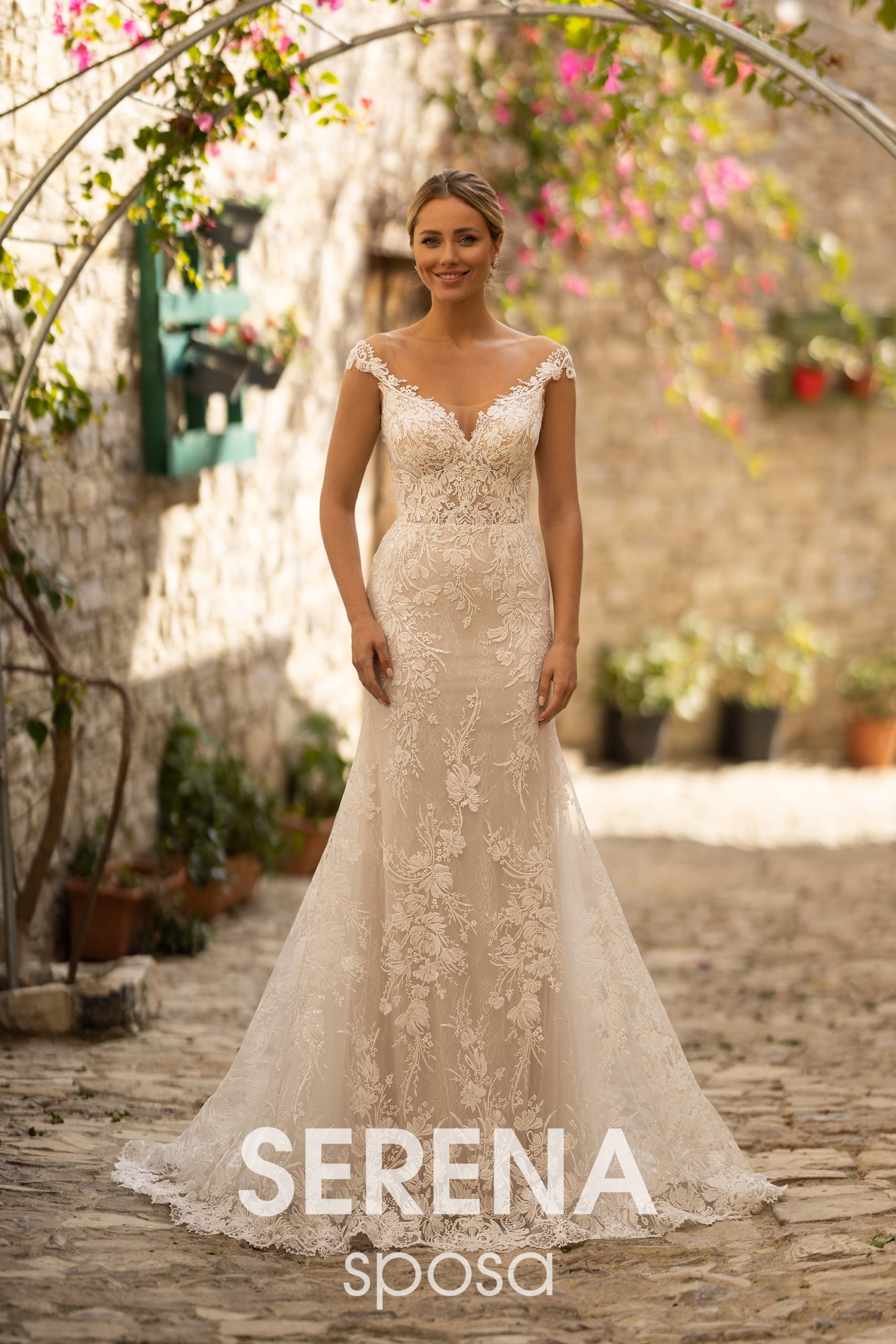 serena_brautatelier ried_5536_brautkleid_fit & flair_tüll_all over spitze_langarm carmen_ivory-nude-capp._vorne_1-min