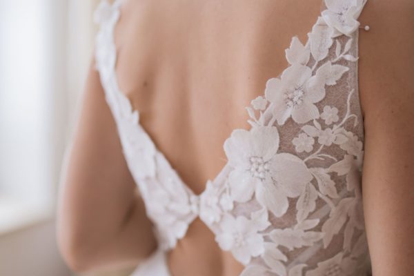 fan xia_brautatelier ried_lee_brautkleid_a-linie_tüll_blumenspitze_v-ausschnitt_ivory_details_2-min