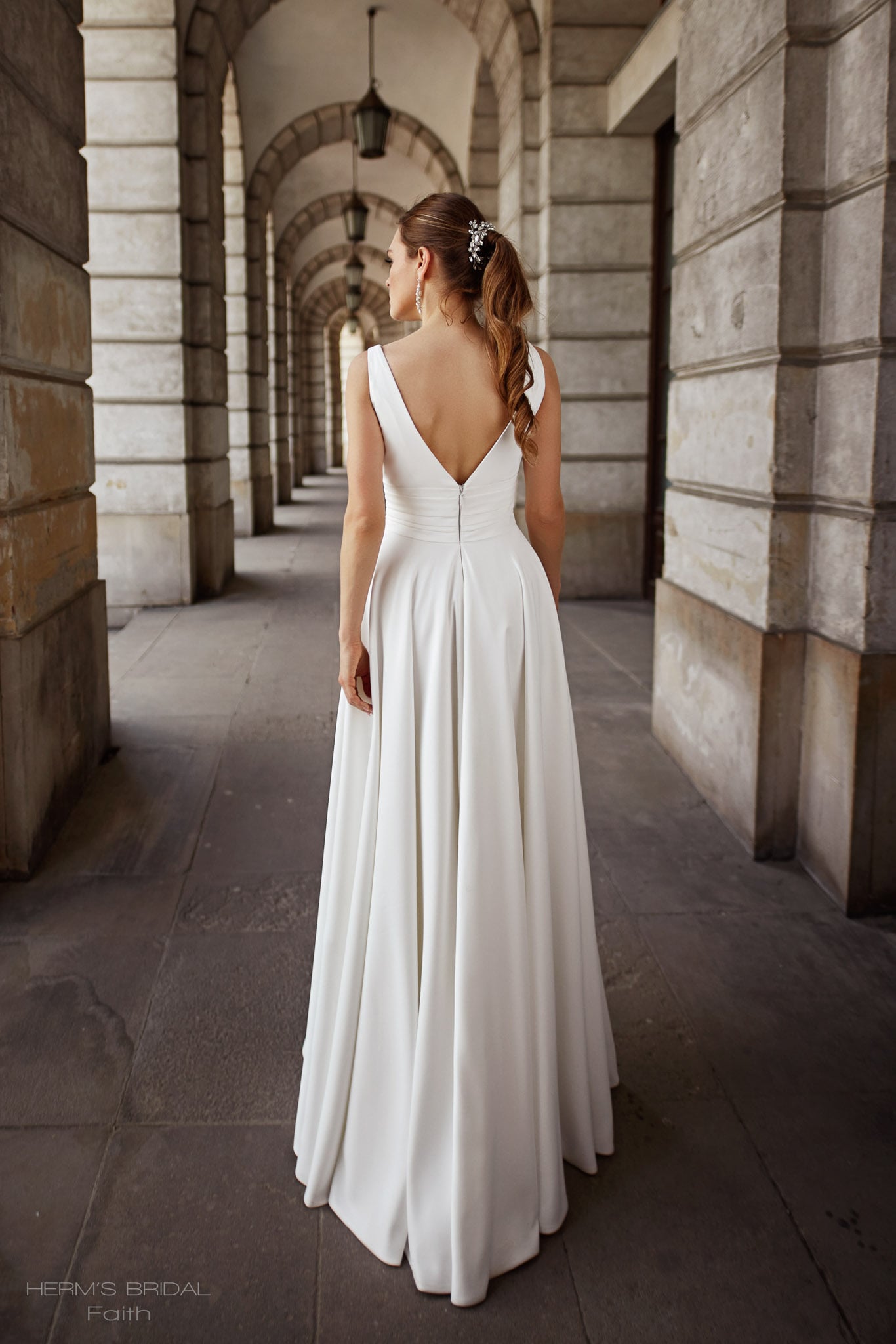 herms bridal_brautatelier ried_faith_brautkleid_romantisch_chiffon_v-ausschnitt_ivory_rücken_1-min
