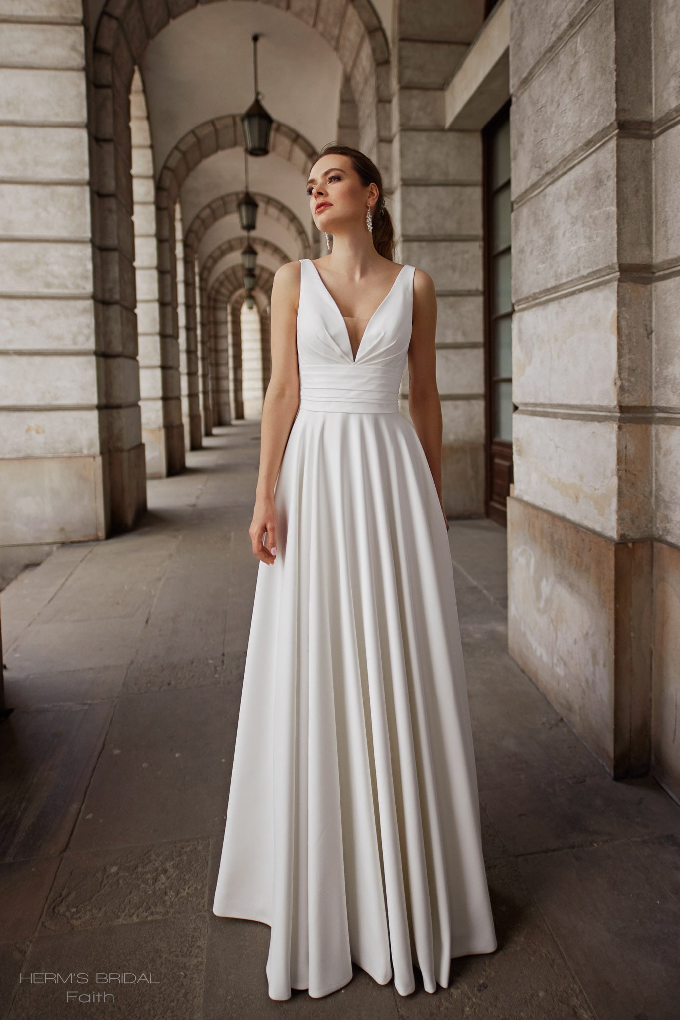 herms bridal_brautatelier ried_faith_brautkleid_romantisch_chiffon_v-ausschnitt_ivory_vorne_1-min