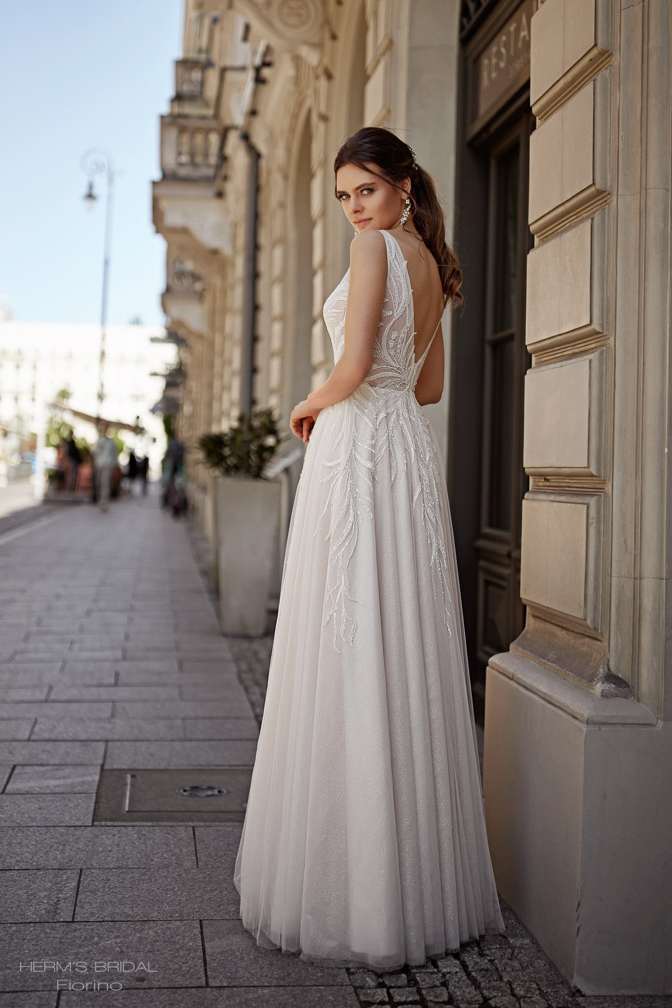 herms bridal_brautatelier ried_fiorino_brautkleid_vintage_glitzertüll_v-ausschnitt_spitze_ivory-beige_rücken_1-min