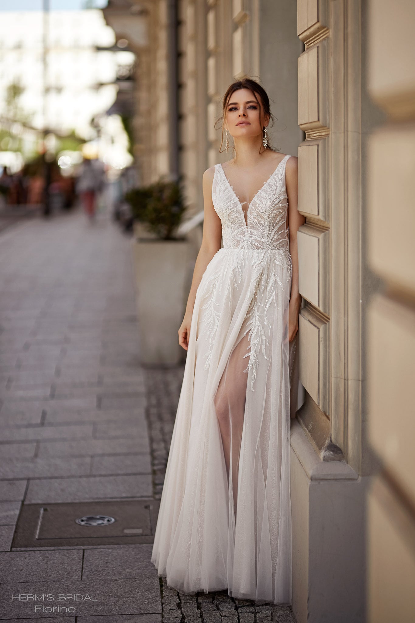 herms bridal_brautatelier ried_fiorino_brautkleid_vintage_glitzertüll_v-ausschnitt_spitze_ivory-beige_vorne_1-min