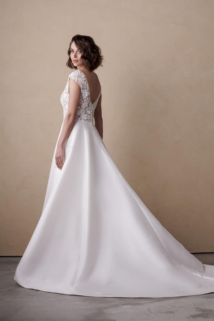 marylise_brautatelier ried_long beach_brautkleid_klassisch_a-linie_mikado_blütenspitze_v-ausschnitt_ivory_rücken_1-min