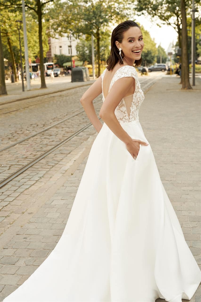 marylise_brautatelier ried_long beach_brautkleid_klassisch_a-linie_mikado_blütenspitze_v-ausschnitt_ivory_rücken_2-min