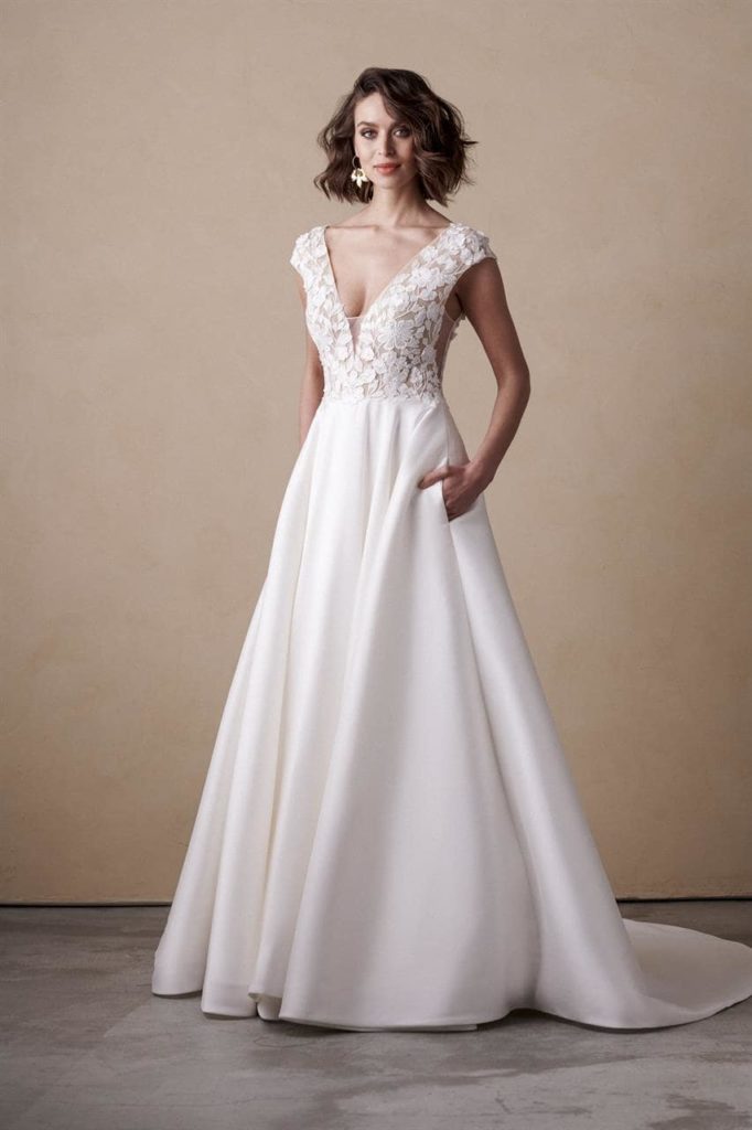 marylise_brautatelier ried_long beach_brautkleid_klassisch_a-linie_mikado_blütenspitze_v-ausschnitt_ivory_vorne_1-min