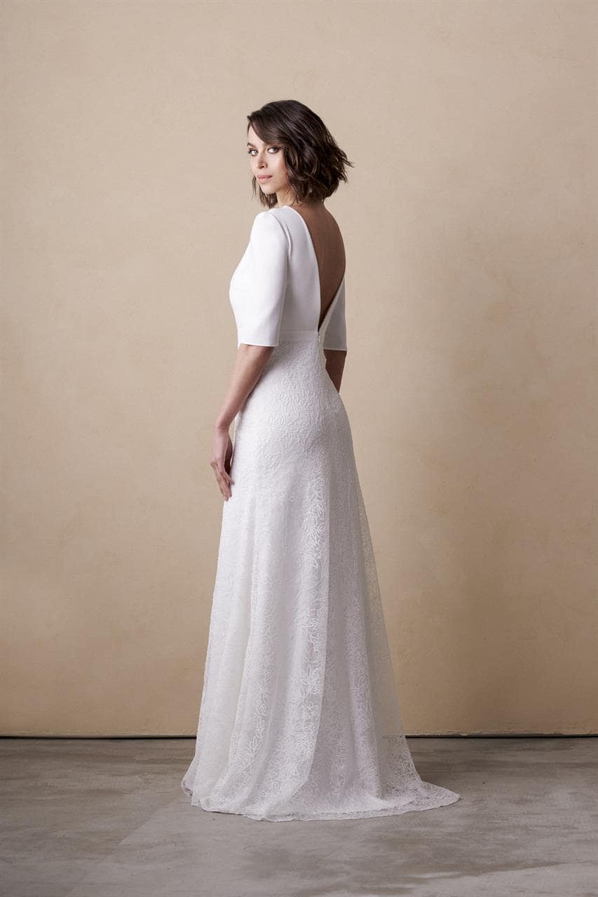marylise_brautatelier ried_paros_brautkleid_fit&flair_glitzerspitze_3-4 arm_ivory_rücken_1-min