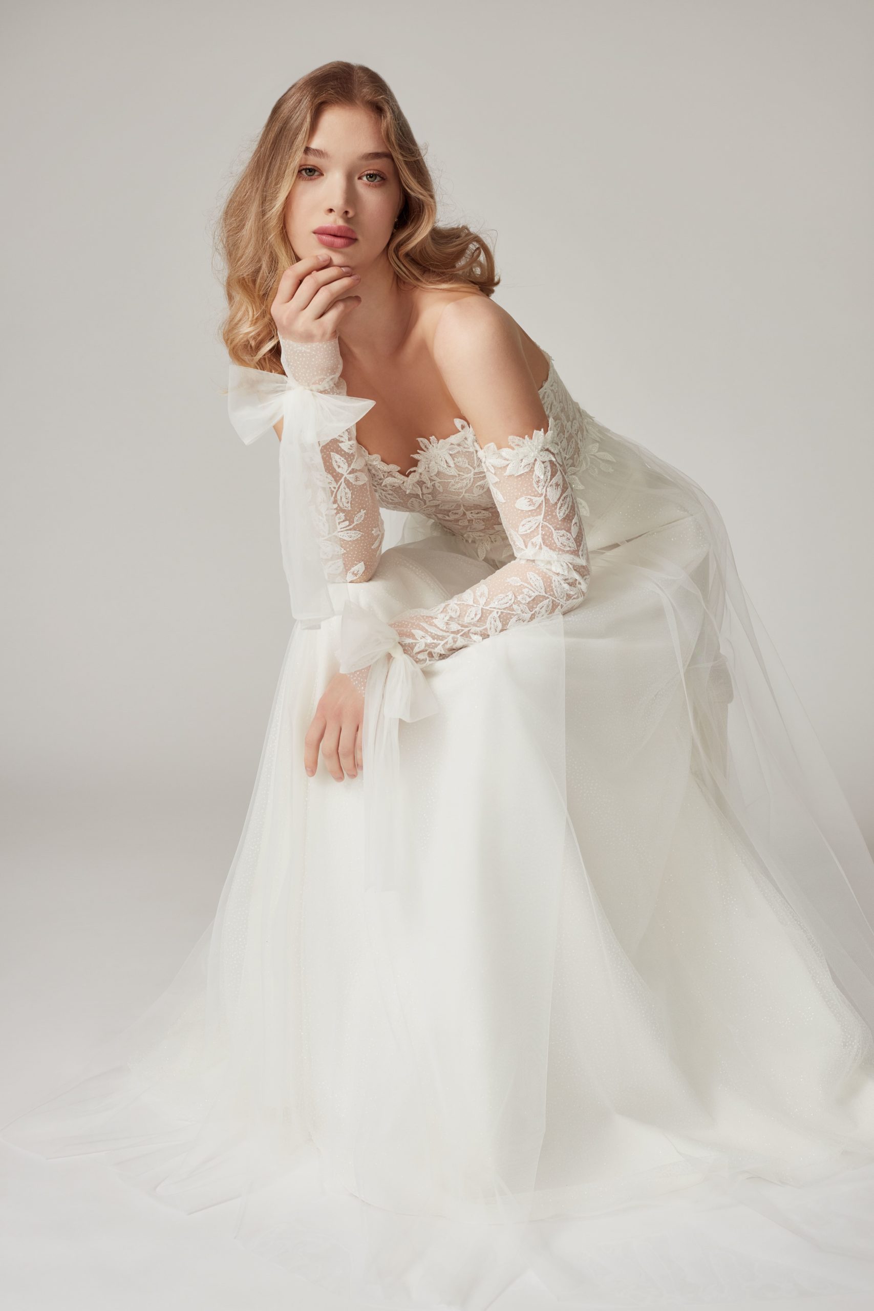 sabe_brautatelier ried_amadin_brautkleid_vintage_tüll_spitze_herzausschnitt_ivory_portrait_2-min