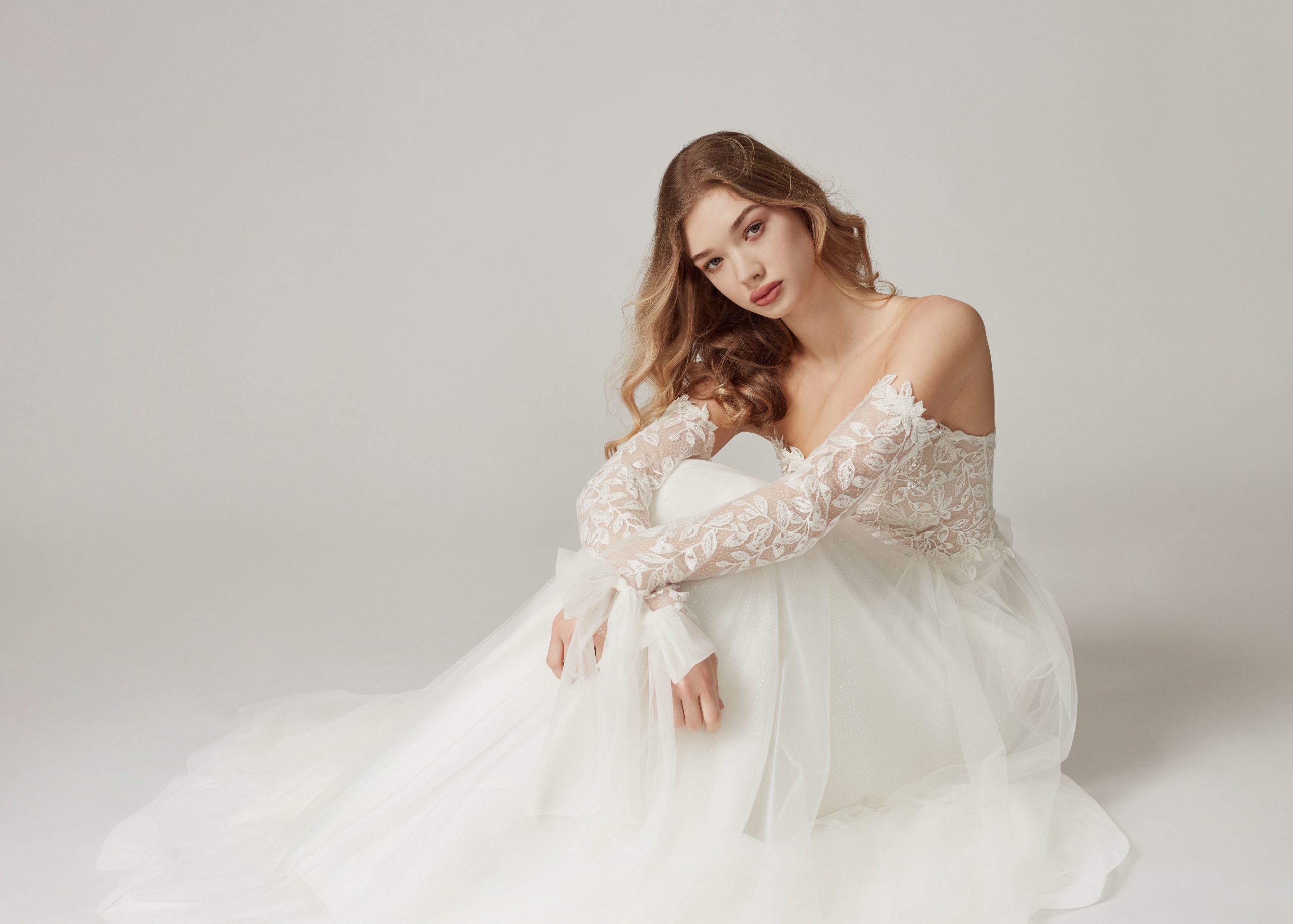 sabe_brautatelier ried_amadin_brautkleid_vintage_tüll_spitze_herzausschnitt_ivory_portrait_3-min