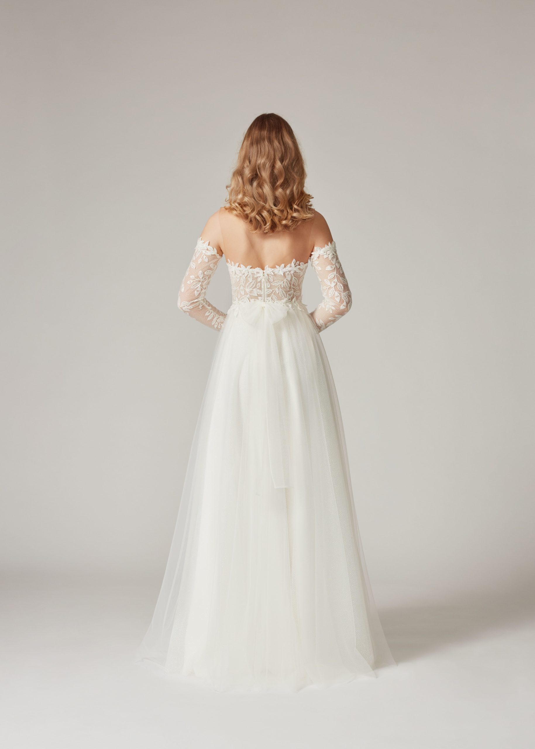 sabe_brautatelier ried_amadin_brautkleid_vintage_tüll_spitze_herzausschnitt_ivory_rücken_1-min