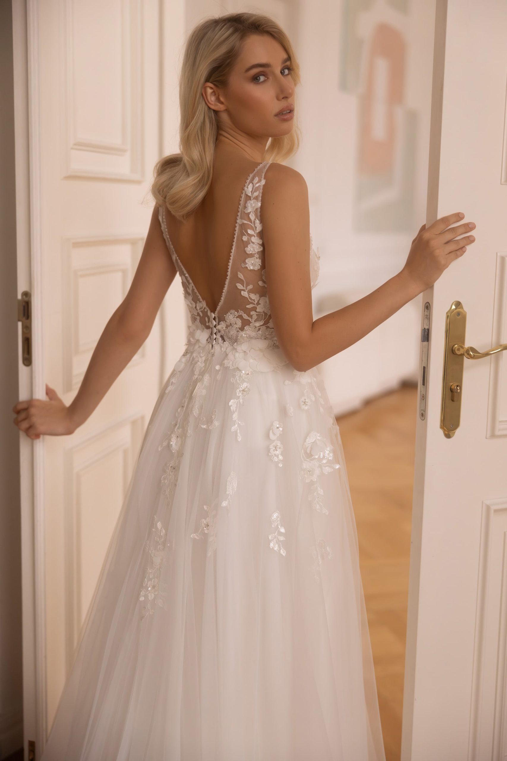 elizabeth passion_brautatelier ried_5424_brautkleid_prinzessin_tüll_3d blüte_v-ausschnitt_ivory-uni_rücken_1-min