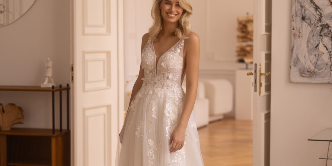 elizabeth passion_brautatelier ried_5424_brautkleid_prinzessin_tüll_3d blüte_v-ausschnitt_ivory-uni_vorne_1-min