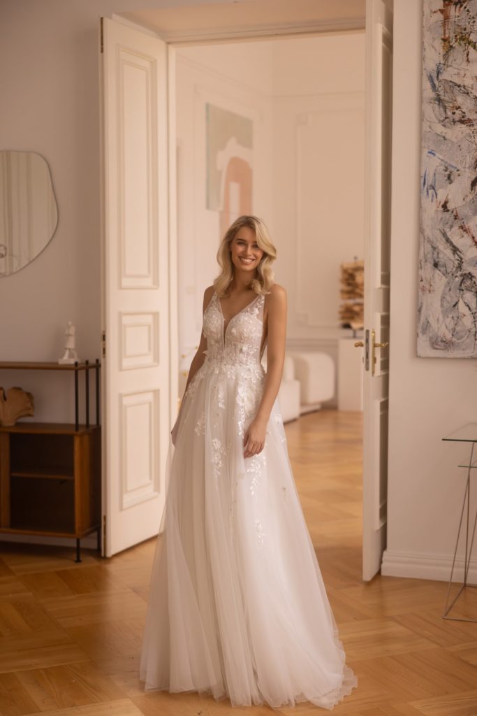elizabeth passion_brautatelier ried_5424_brautkleid_prinzessin_tüll_3d blüte_v-ausschnitt_ivory-uni_vorne_1-min