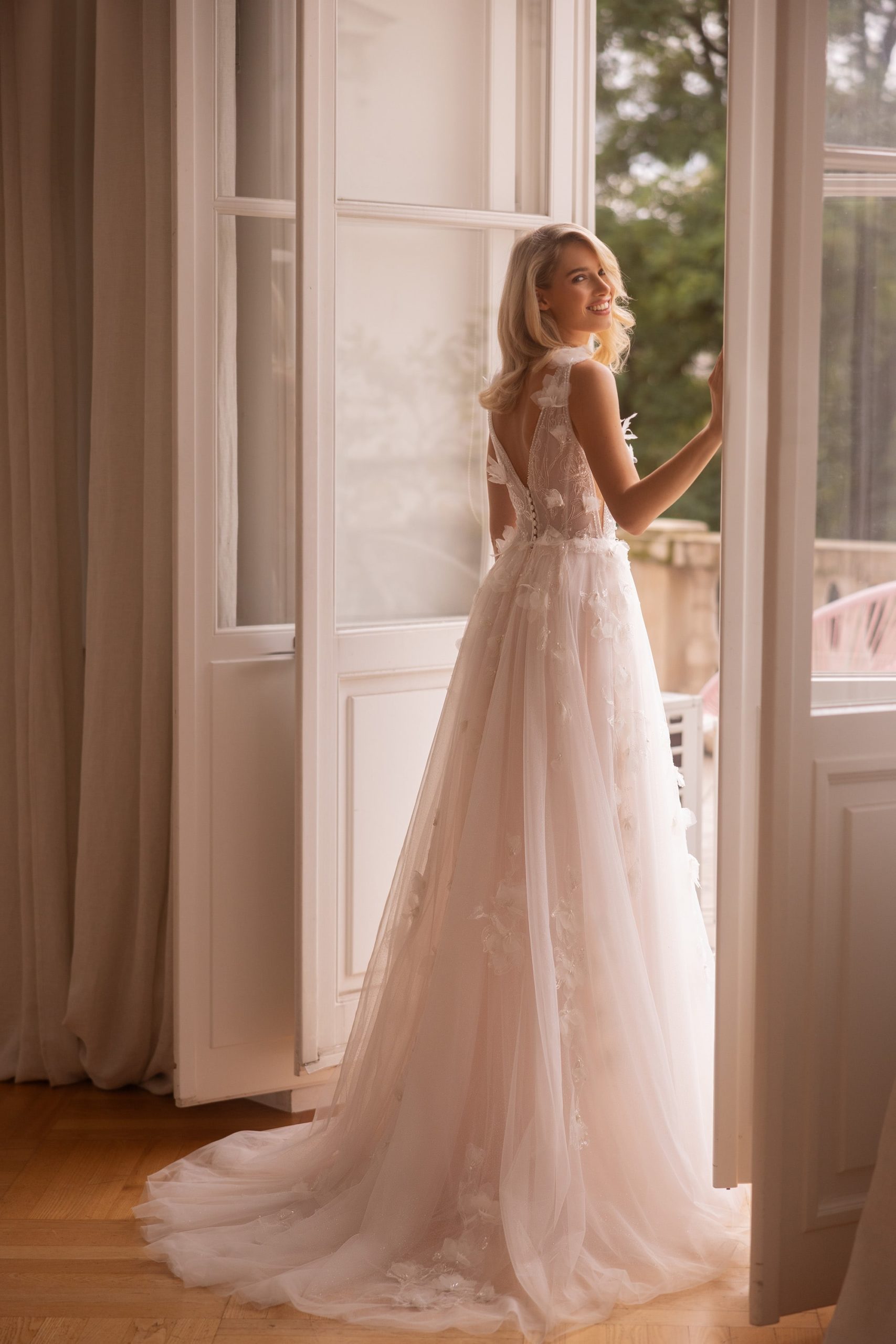 elizabeth passion_brautatelier ried_5489_brautkleid_prinzessin_tüll_3d blüte_v-ausschnitt_ivory-uni_rücken_1-min
