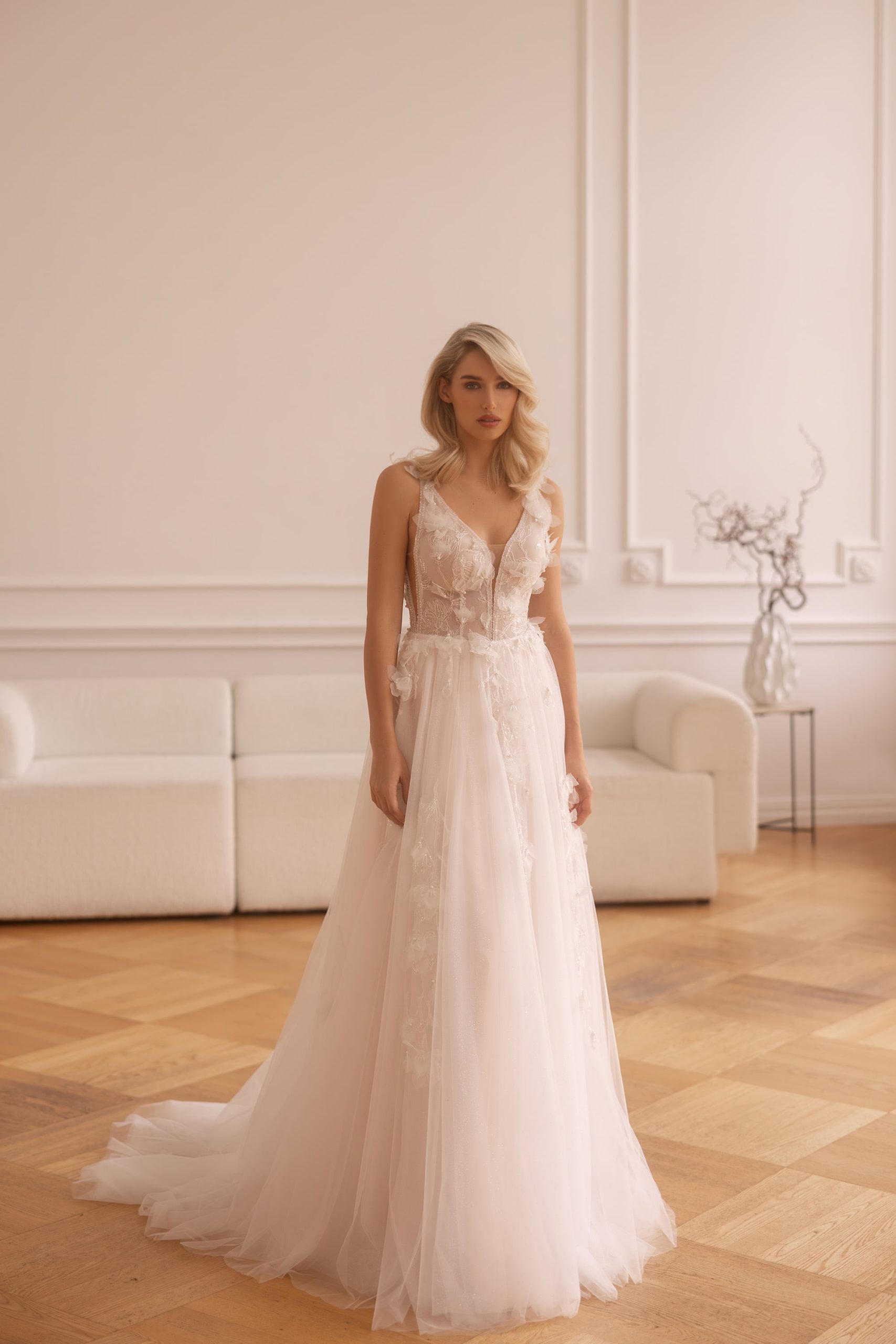 elizabeth passion_brautatelier ried_5489_brautkleid_prinzessin_tüll_3d blüte_v-ausschnitt_ivory-uni_vorne_1-min
