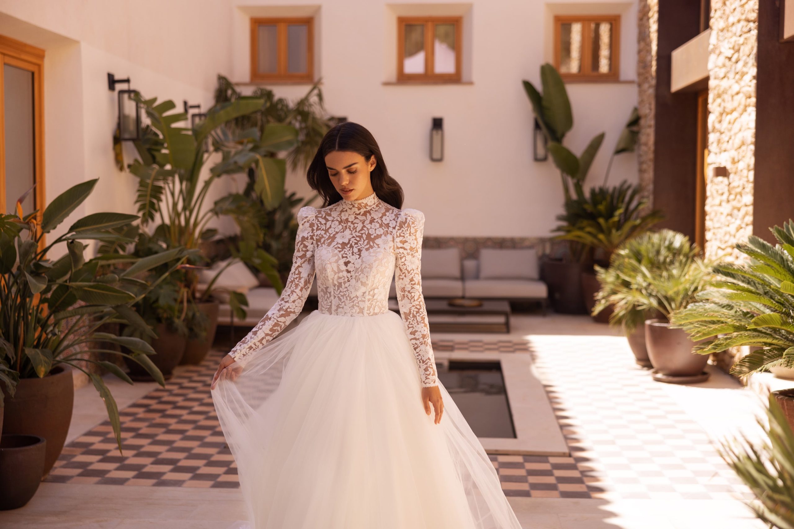 elizabeth passion_brautatelier ried_5510_brautkleid_prinzessin_boho_tüll_turtelneck_langarm_spitze_ivory_details_1-min