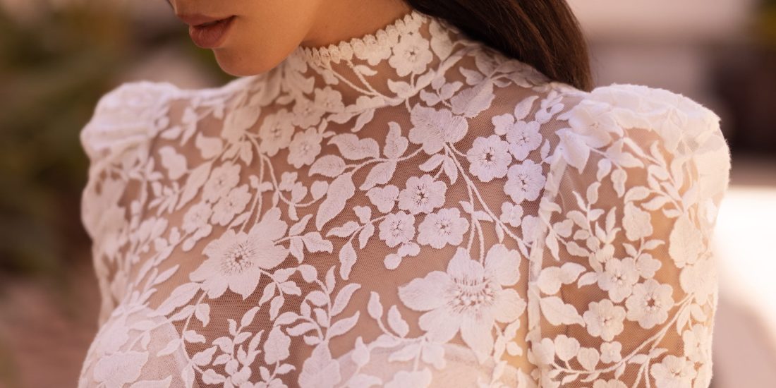 elizabeth passion_brautatelier ried_5510_brautkleid_prinzessin_boho_tüll_turtelneck_langarm_spitze_ivory_portrait_1-min