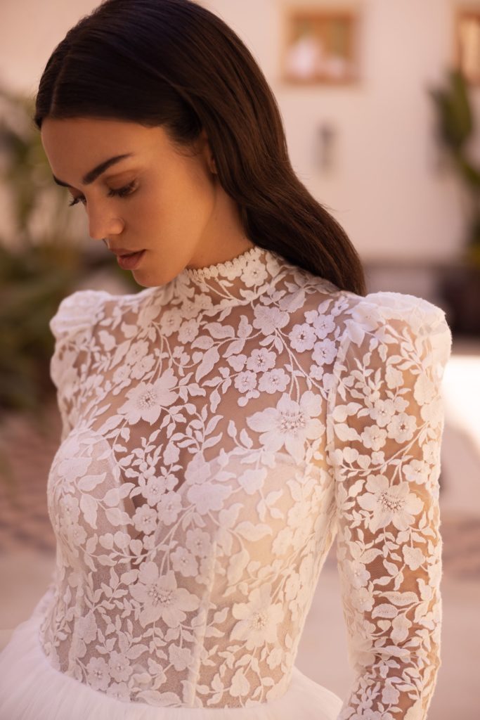 elizabeth passion_brautatelier ried_5510_brautkleid_prinzessin_boho_tüll_turtelneck_langarm_spitze_ivory_portrait_1-min