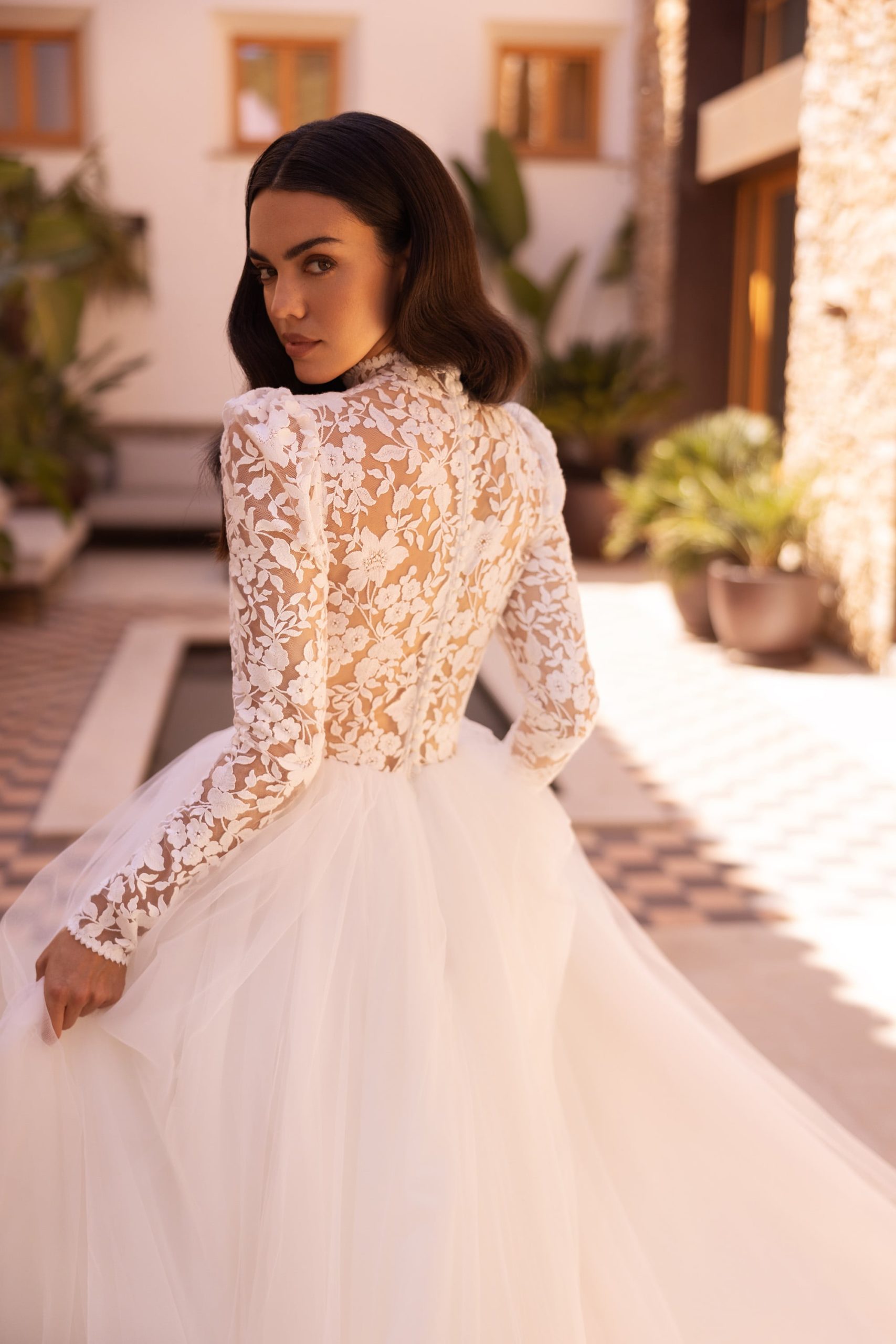 elizabeth passion_brautatelier ried_5510_brautkleid_prinzessin_boho_tüll_turtelneck_langarm_spitze_ivory_portrait_2-min
