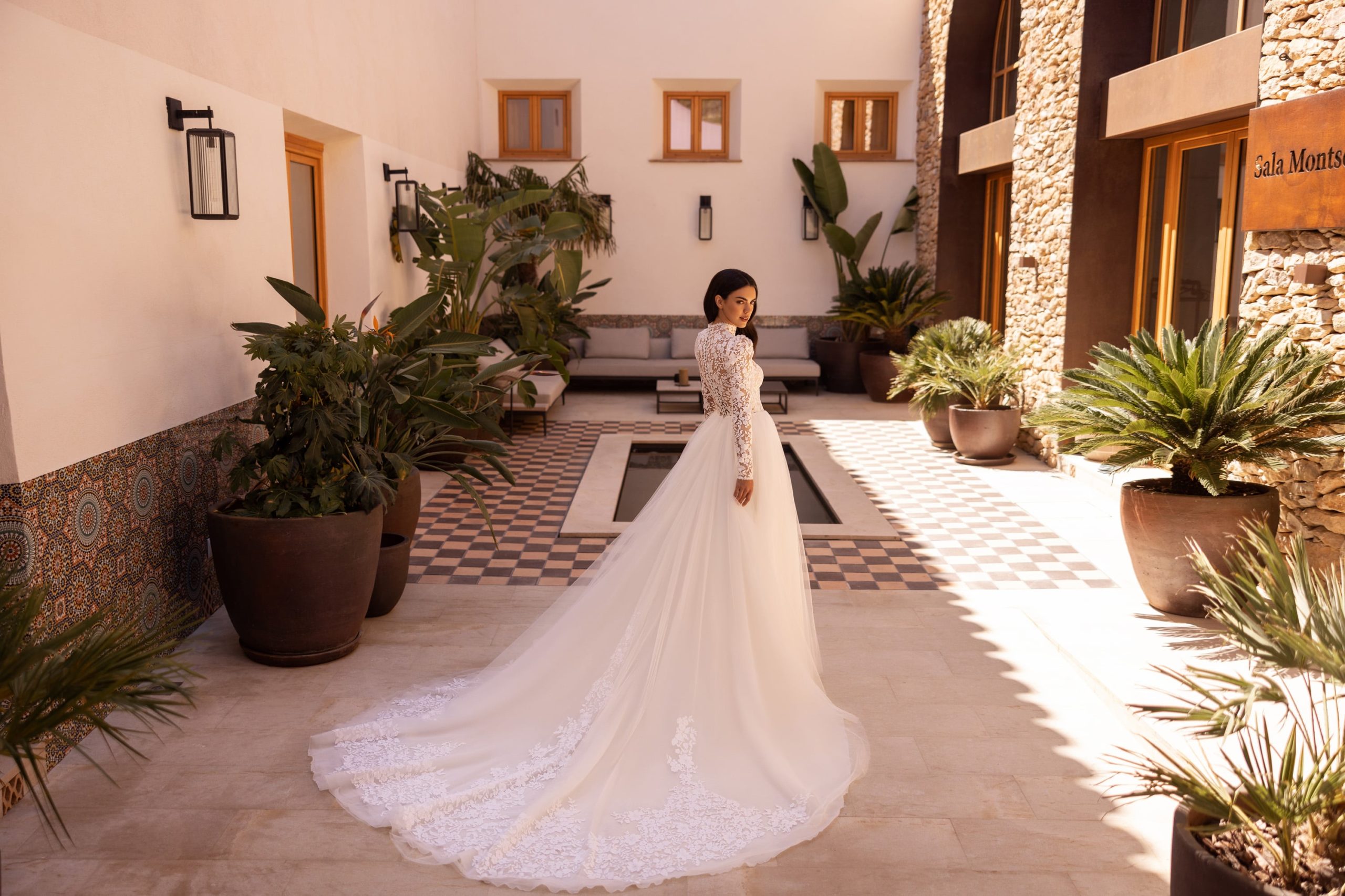 elizabeth passion_brautatelier ried_5510_brautkleid_prinzessin_boho_tüll_turtelneck_langarm_spitze_ivory_rücken_2-min