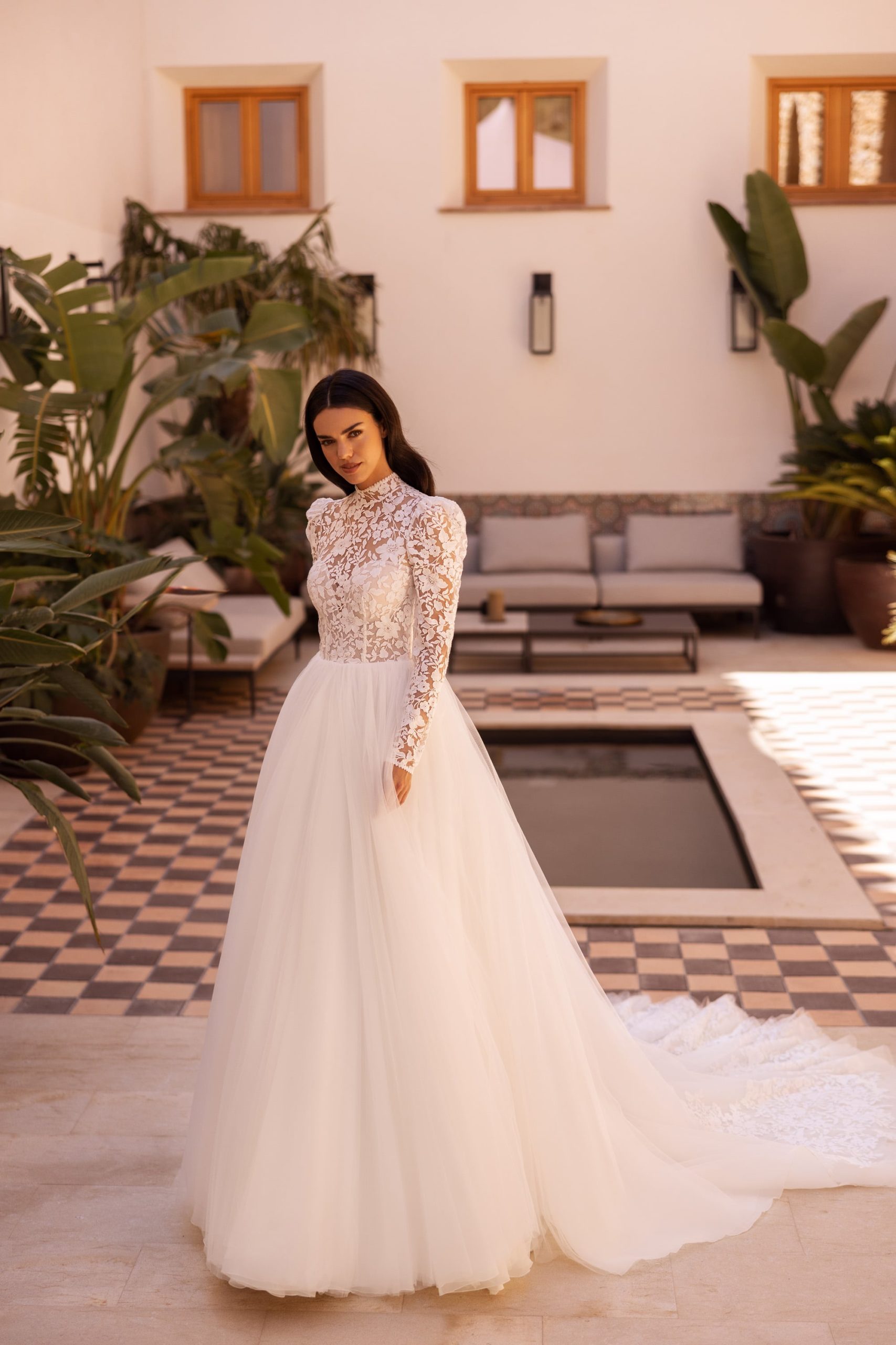 elizabeth passion_brautatelier ried_5510_brautkleid_prinzessin_boho_tüll_turtelneck_langarm_spitze_ivory_vorne_1-min