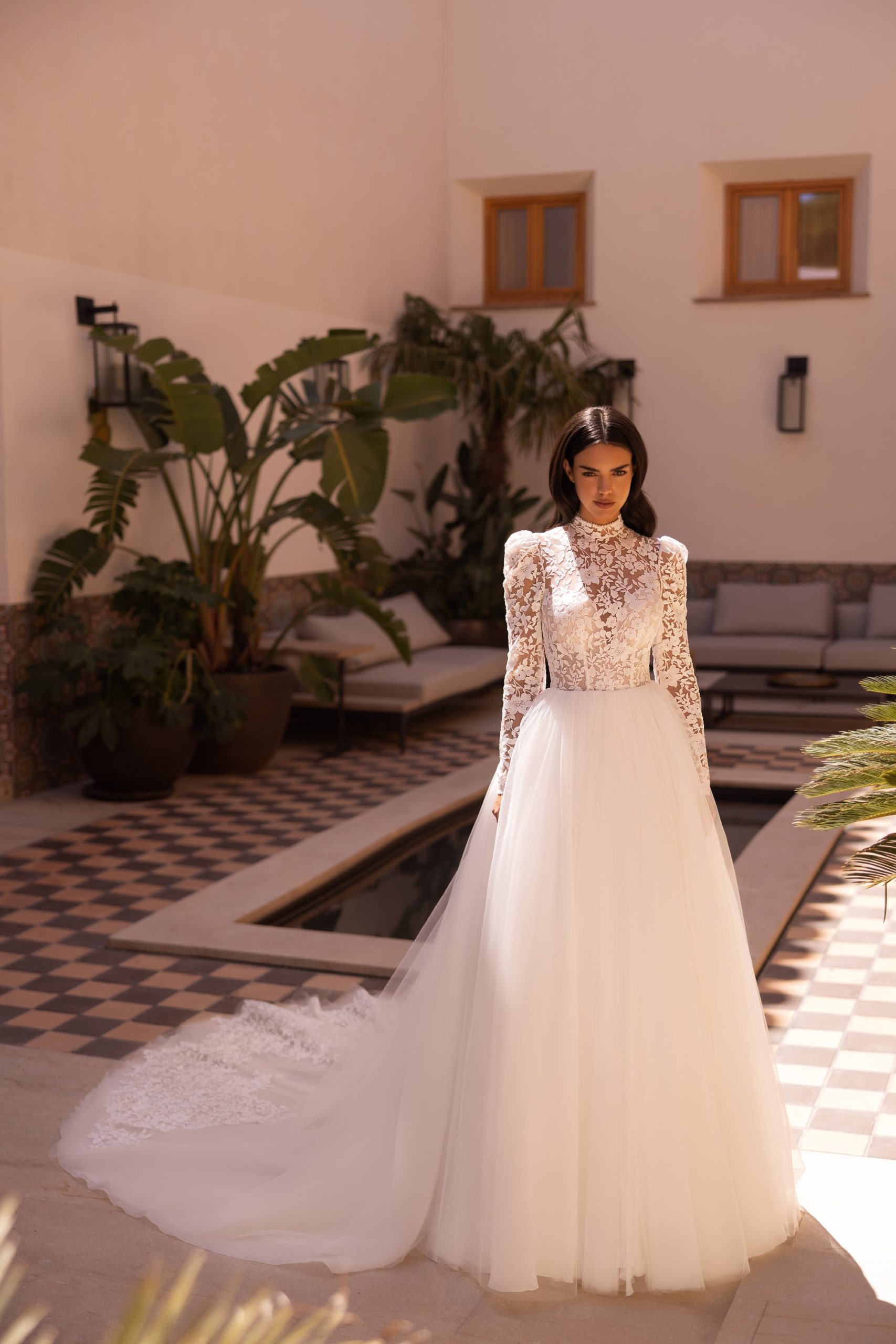 elizabeth passion_brautatelier ried_5510_brautkleid_prinzessin_boho_tüll_turtelneck_langarm_spitze_ivory_vorne_2-min
