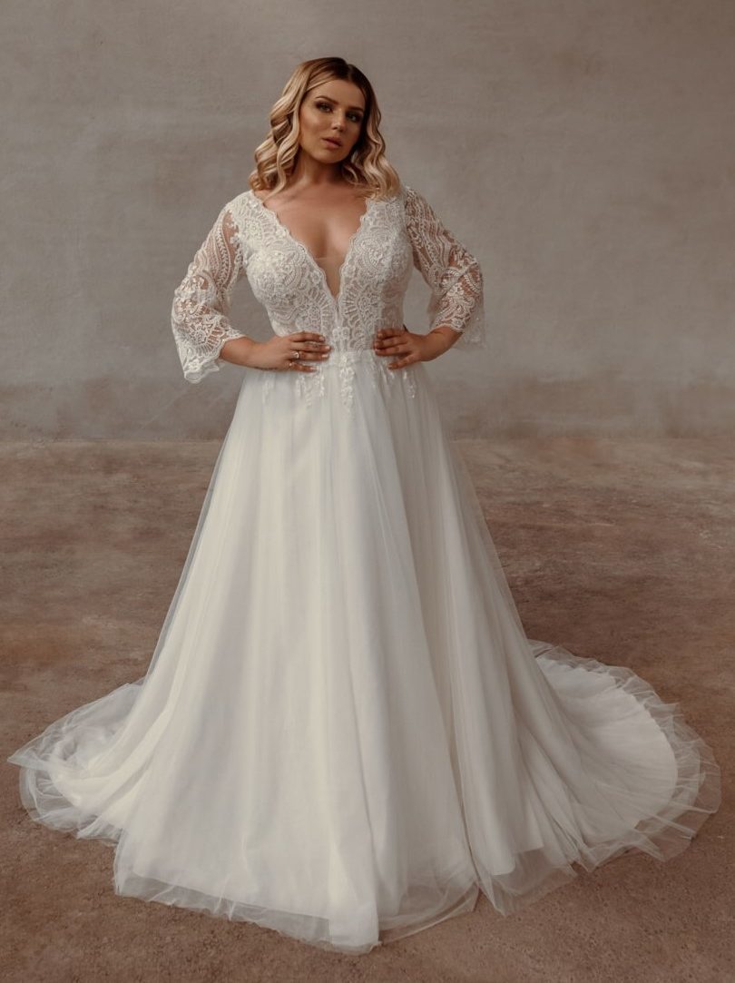 lina becker_brautatelier ried_77321_brautkleid_boho_prinzessin_softtüll_v-ausschnitt_3-4 ärmel_spitze_ivory_vorne_1-min_Upload