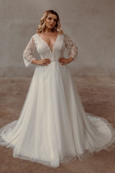 lina becker_brautatelier ried_77321_brautkleid_boho_prinzessin_softtüll_v-ausschnitt_3-4 ärmel_spitze_ivory_vorne_1-min_Upload