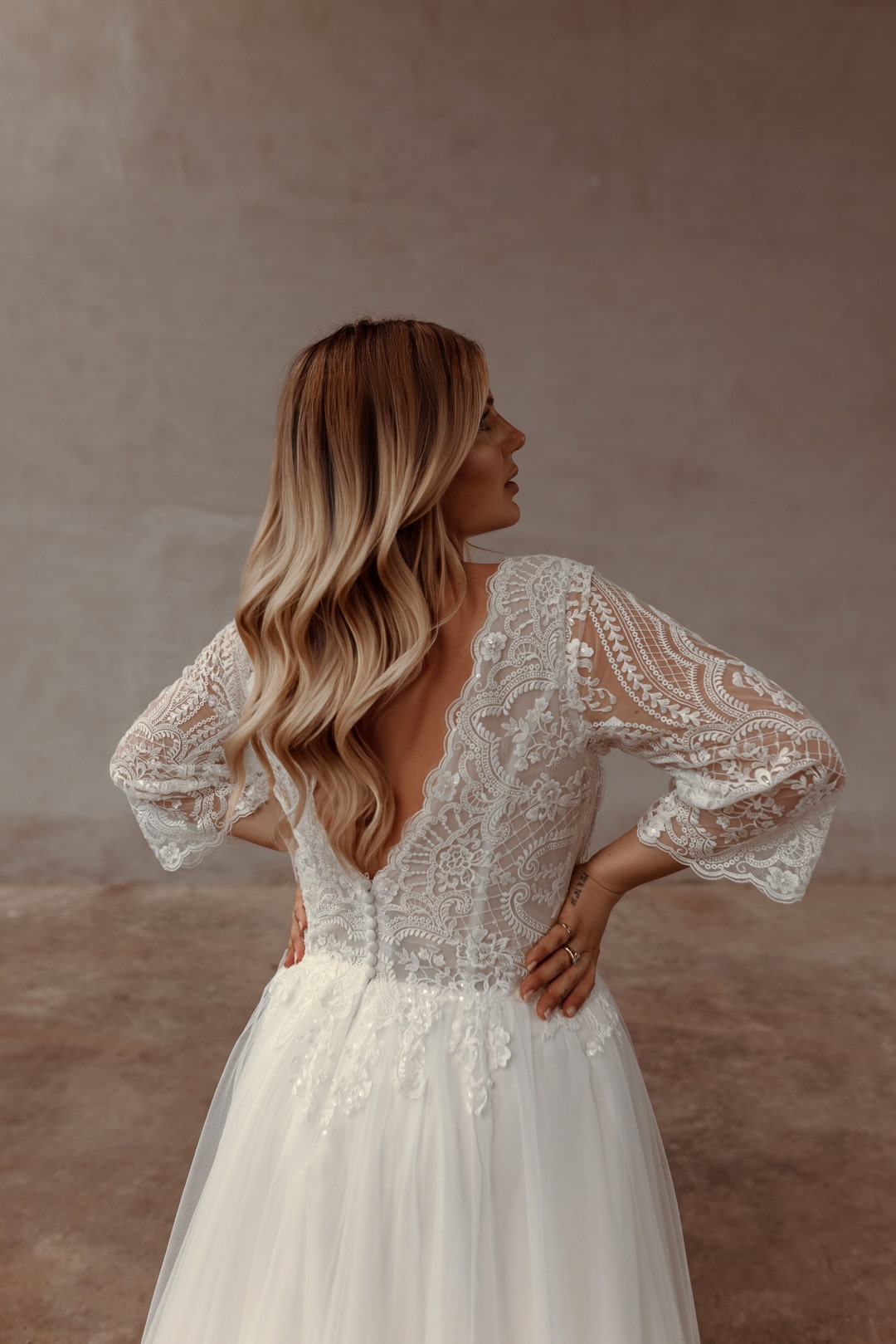 lina becker_brautatelier ried_77321_brautkleid_boho_prinzessin_softtüll_v-ausschnitt_3-4 ärmel_spitze_ivory_details_1-min